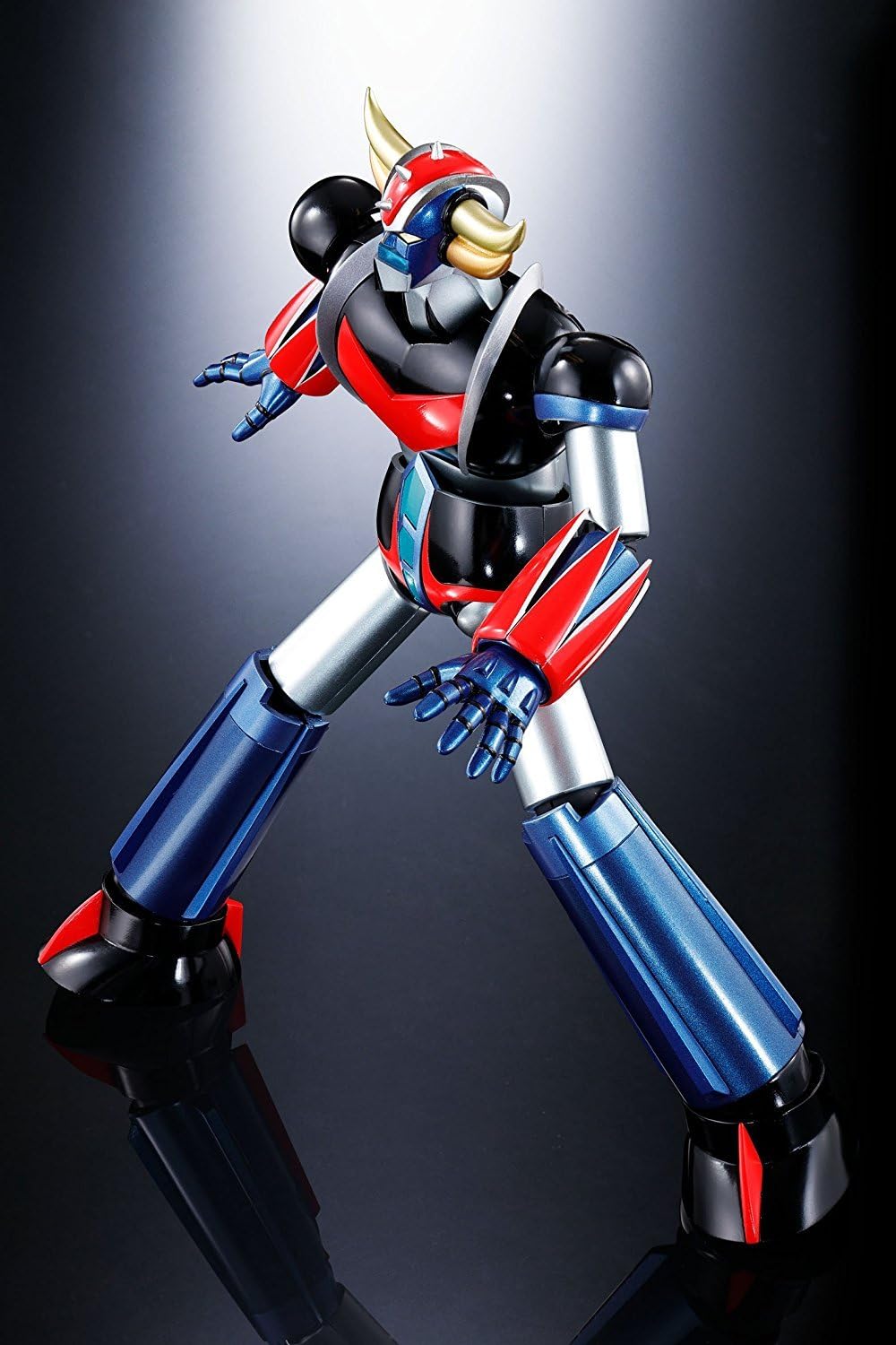 Goldorak GX-76 dans une pose dynamique, vu de trois quarts