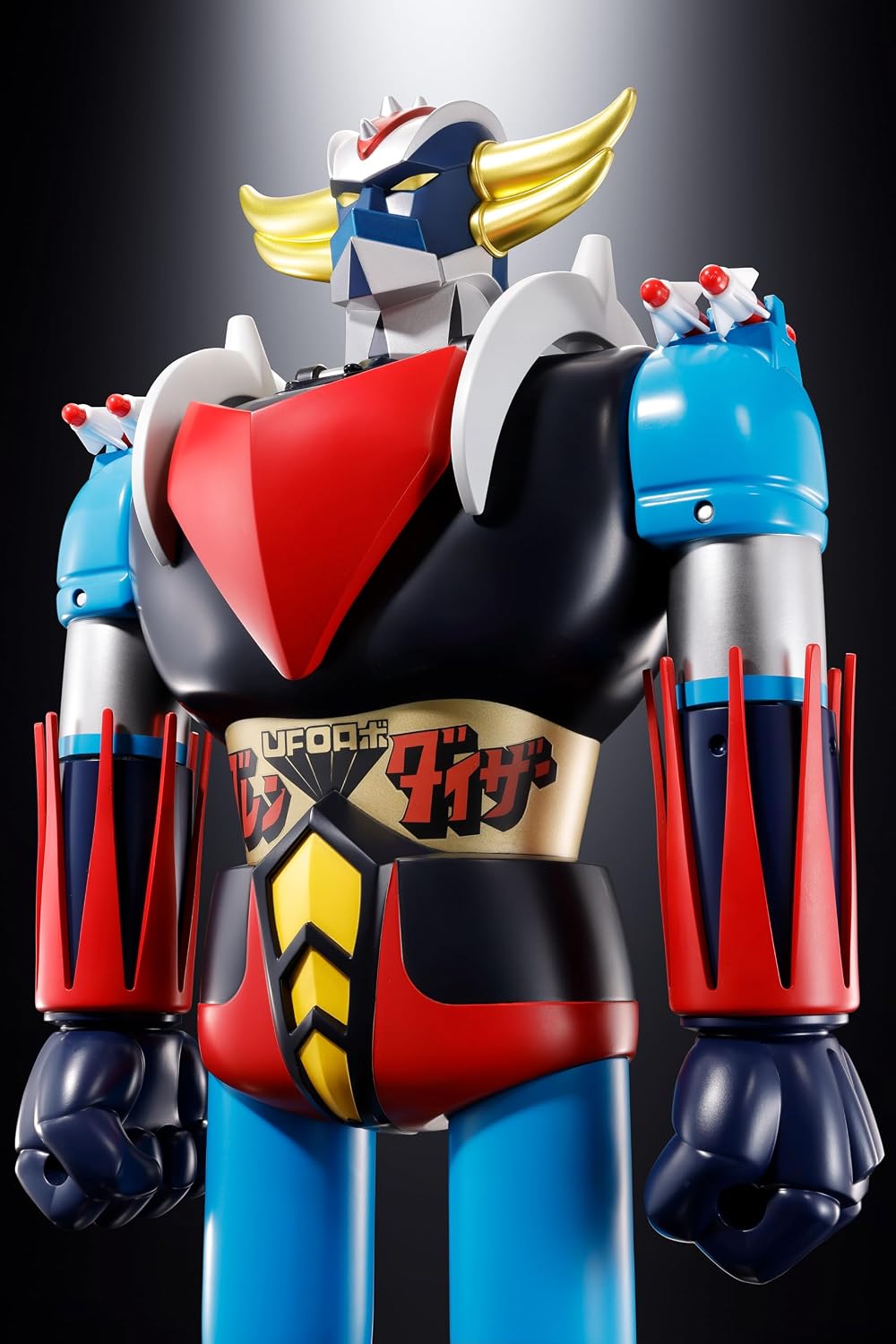Gros plan du torse du Jumbo Machinder et de sa ceinture au logo japonais