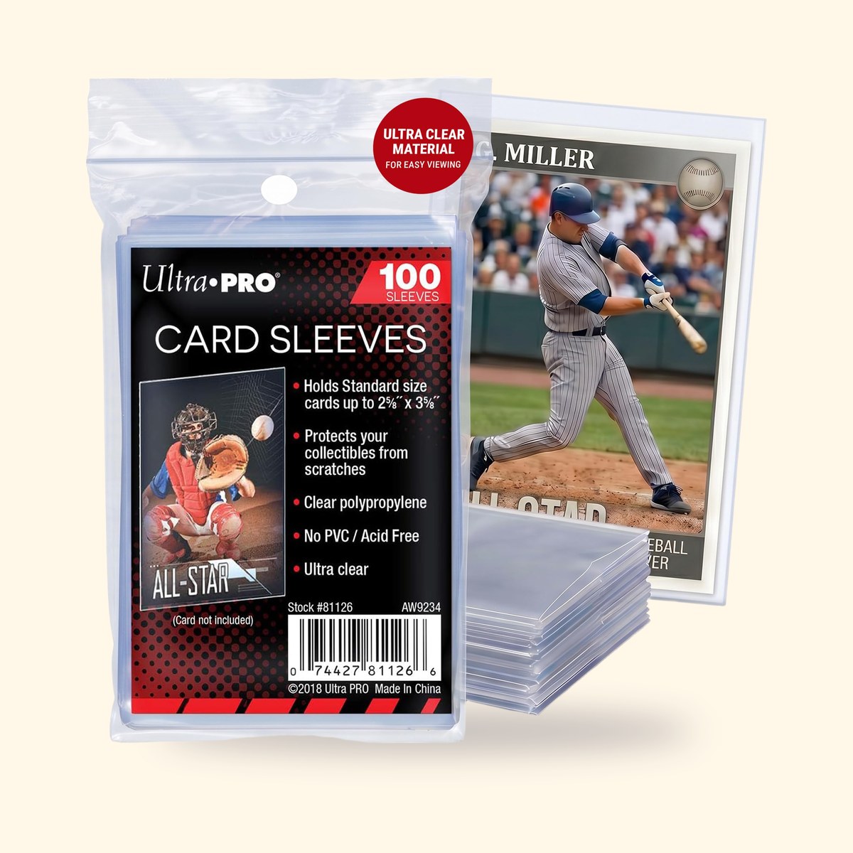 Paquet de 100 sleeves souples Ultra Pro et une carte protégée, sur fond crème