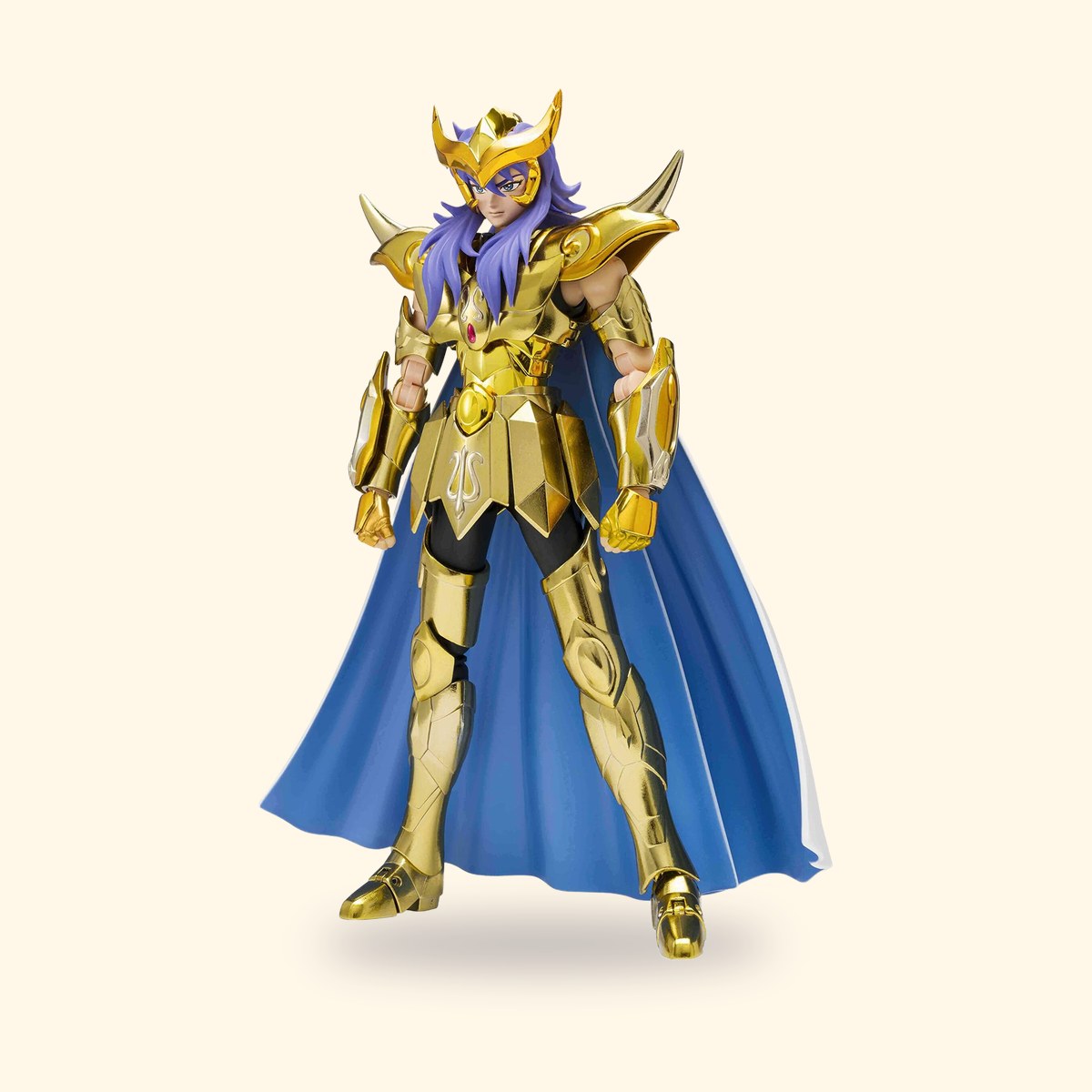 Figurine Myth Cloth EX de Milo du Scorpion avec sa cape sur fond crème