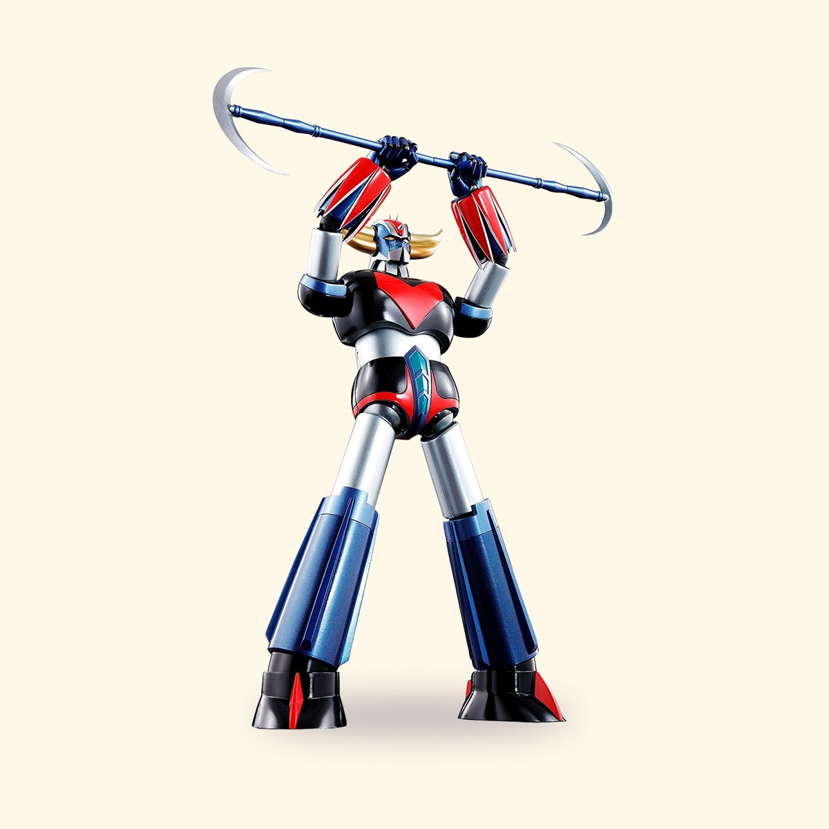 Figurine Goldorak Soul of Chogokin GX-76 et sa double hache sur fond crème