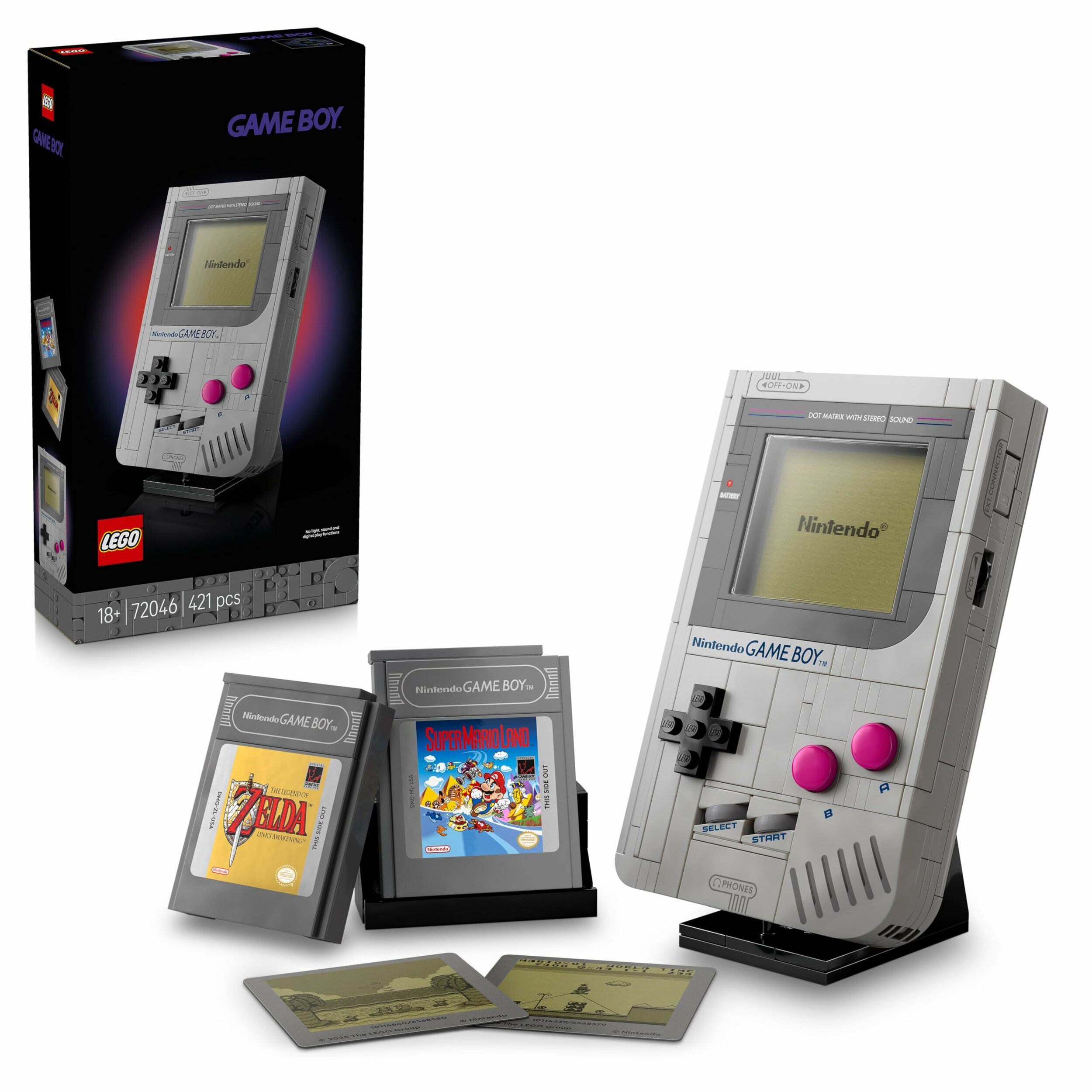 Boîte du set LEGO Game Boy 72046 à côté de la console montée, des deux cartouches et de deux écrans