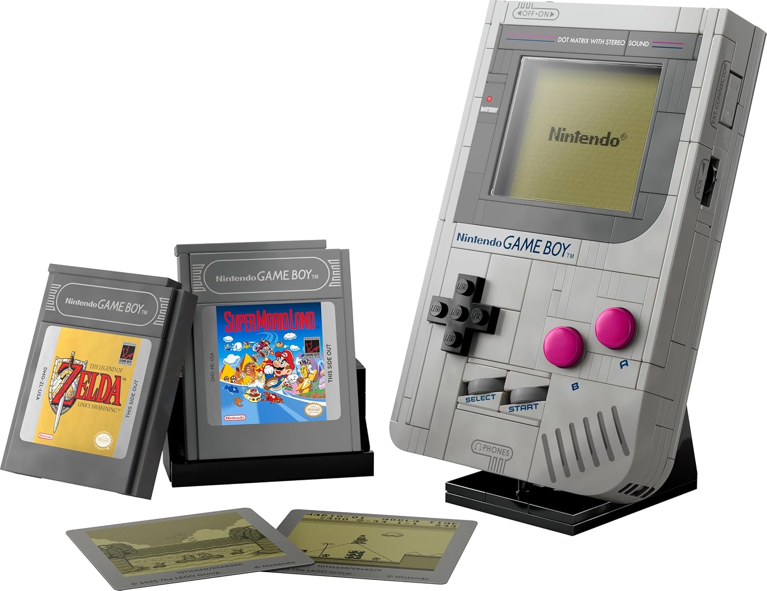 Même composition en plus grand : la Game Boy LEGO, ses deux cartouches et deux écrans, sur fond blanc