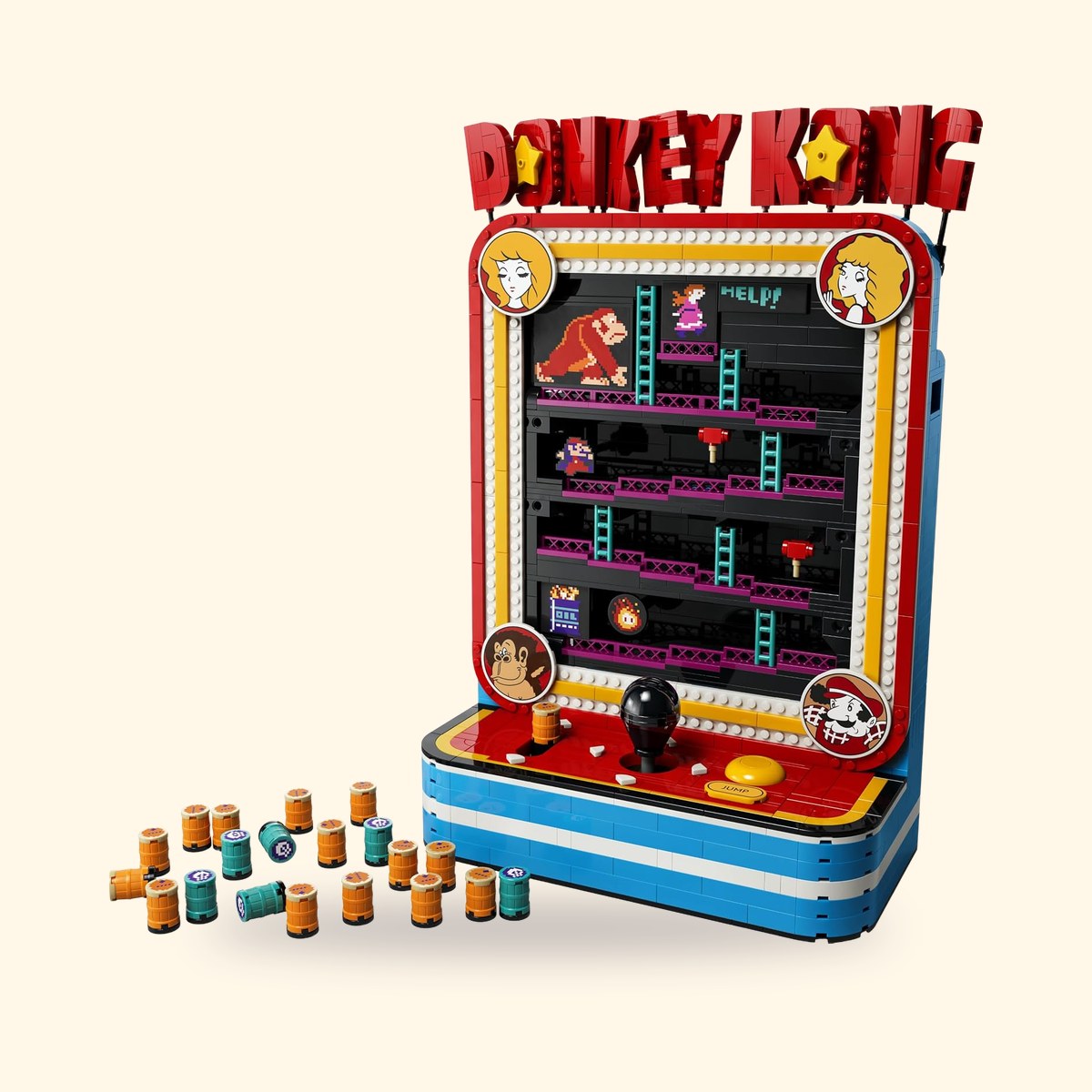 Borne LEGO Jeu darcade Donkey Kong 72051 montée, avec ses tonneaux posés devant, sur fond crème