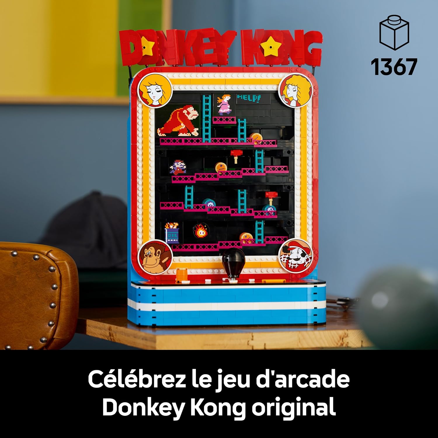 Borne LEGO Donkey Kong exposée dans un salon, avec le texte sur le jeu darcade original et la pastille 1367 pièces