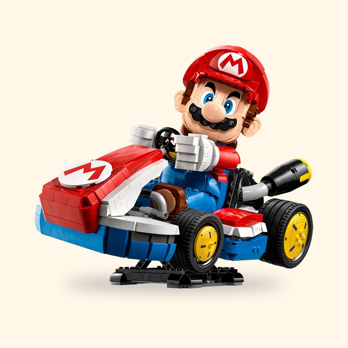 Maquette LEGO Mario Kart 72037, Mario au volant du kart standard incliné sur son support, sur fond crème