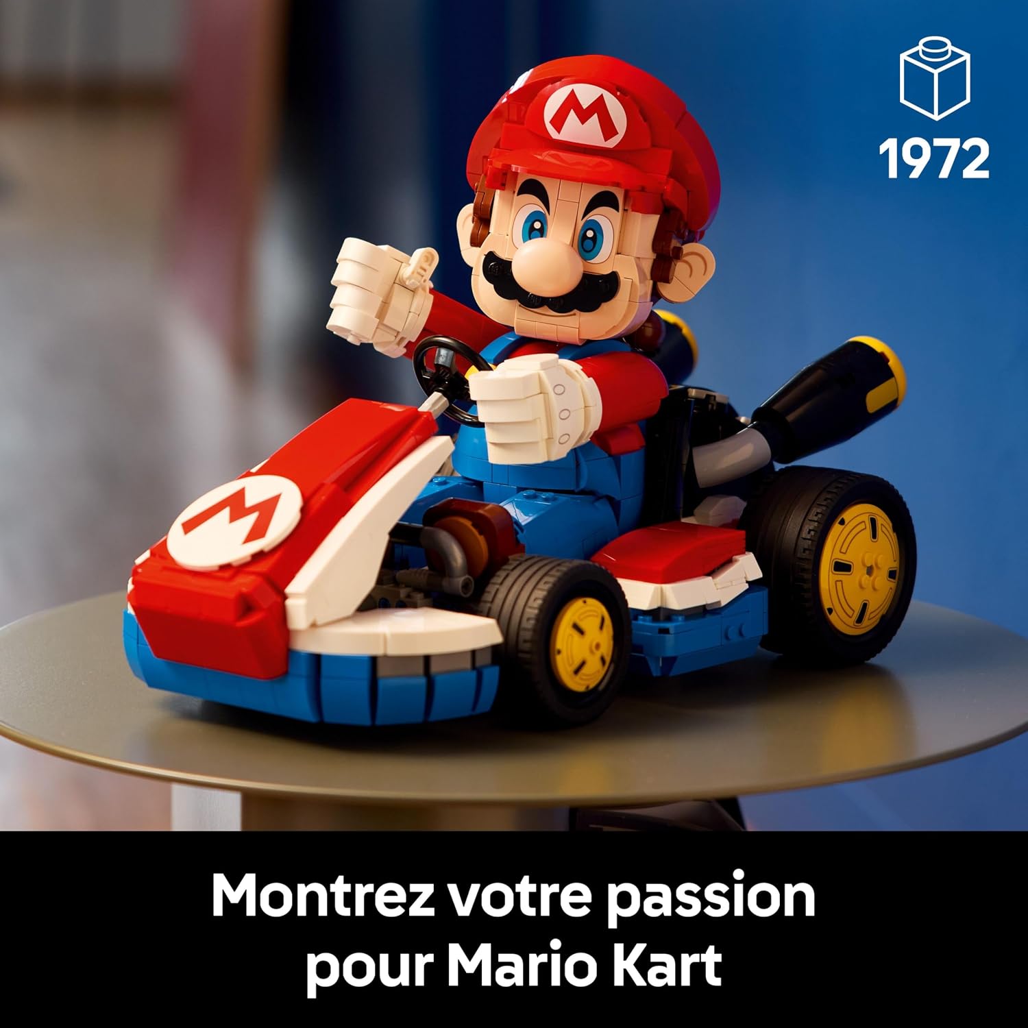 Mario dans son kart standard LEGO posé sur une table ronde, fond bleu, pastille 1972 pièces