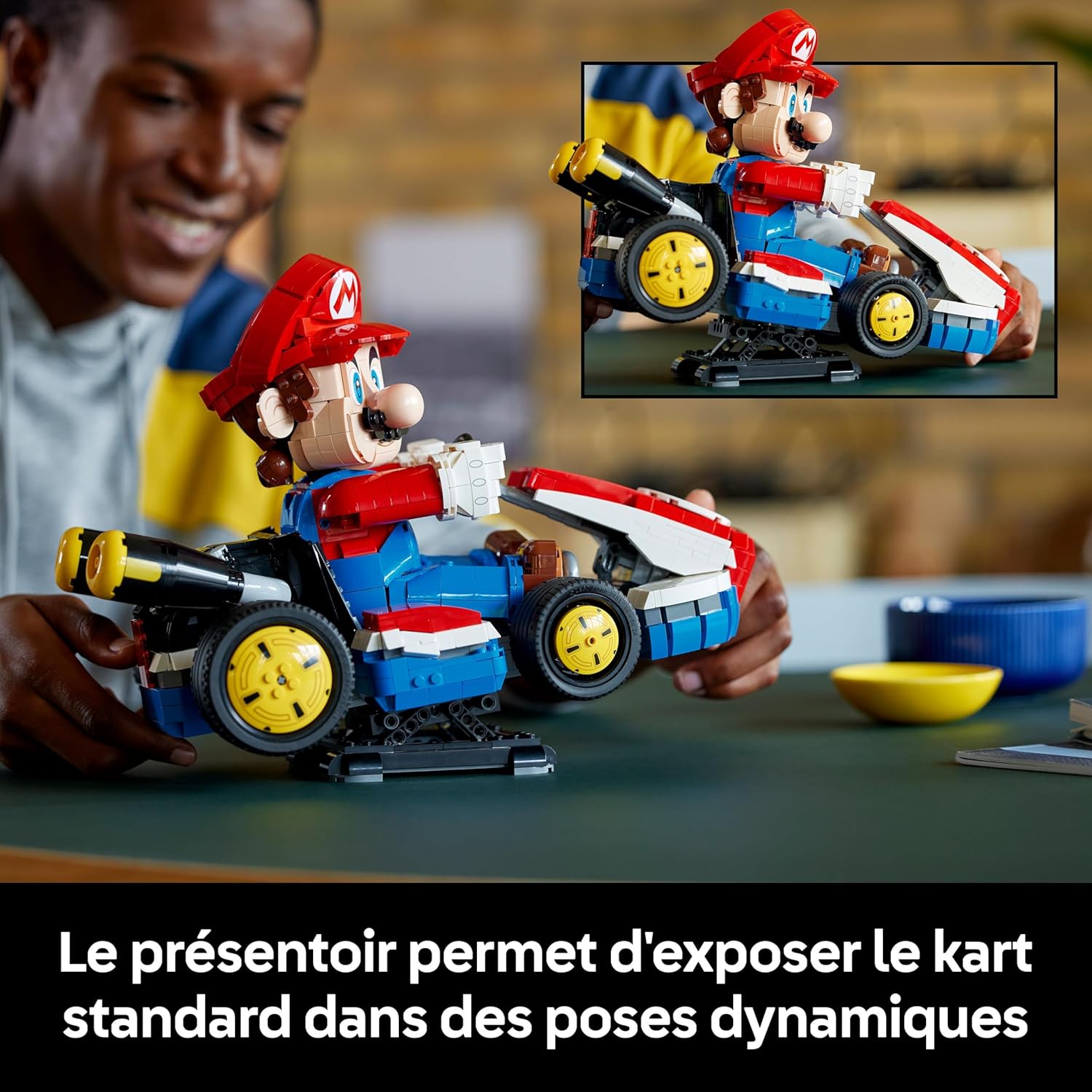 Homme qui regarde le kart LEGO, et en médaillon le kart posé incliné sur son support