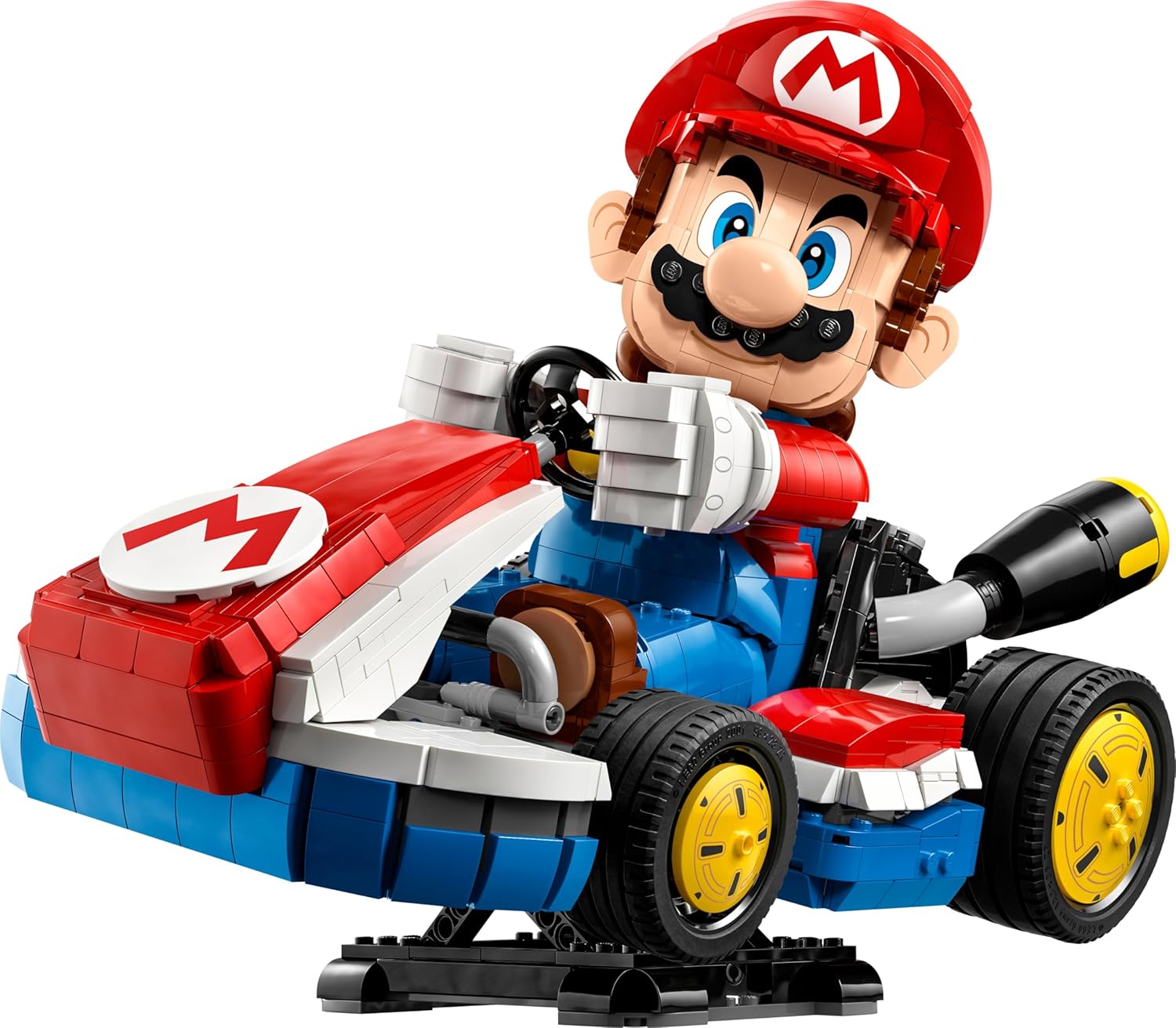 Mario au volant du kart standard LEGO, incliné sur son support noir, sur fond blanc