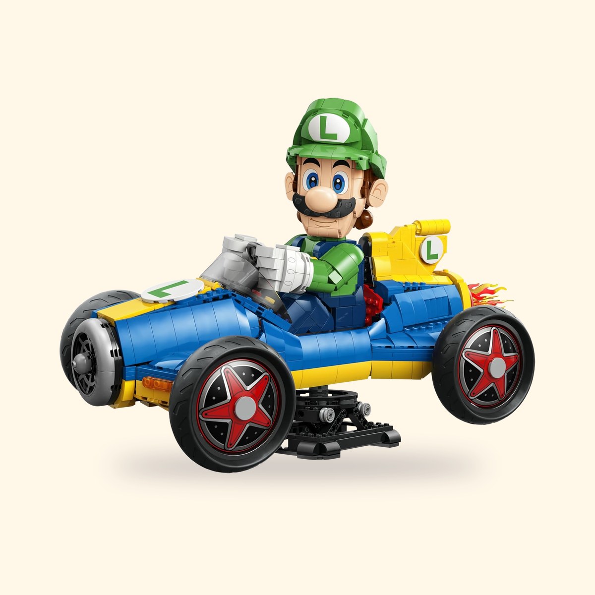 Maquette LEGO Mario Kart 72050, Luigi au volant du kart Proto 8 sur son support, sur fond crème