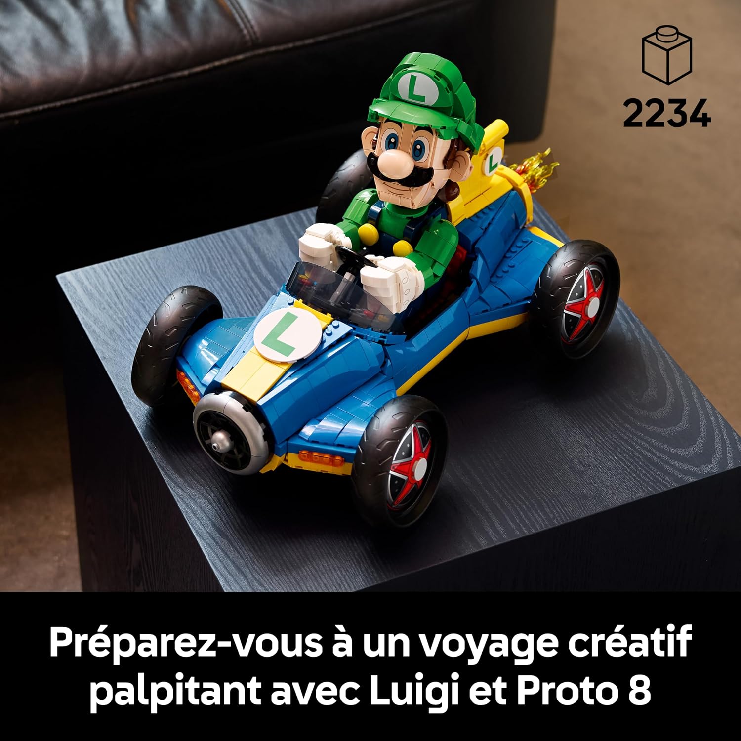 Luigi et le Proto 8 LEGO posés sur une table basse sombre, pastille 2234 pièces