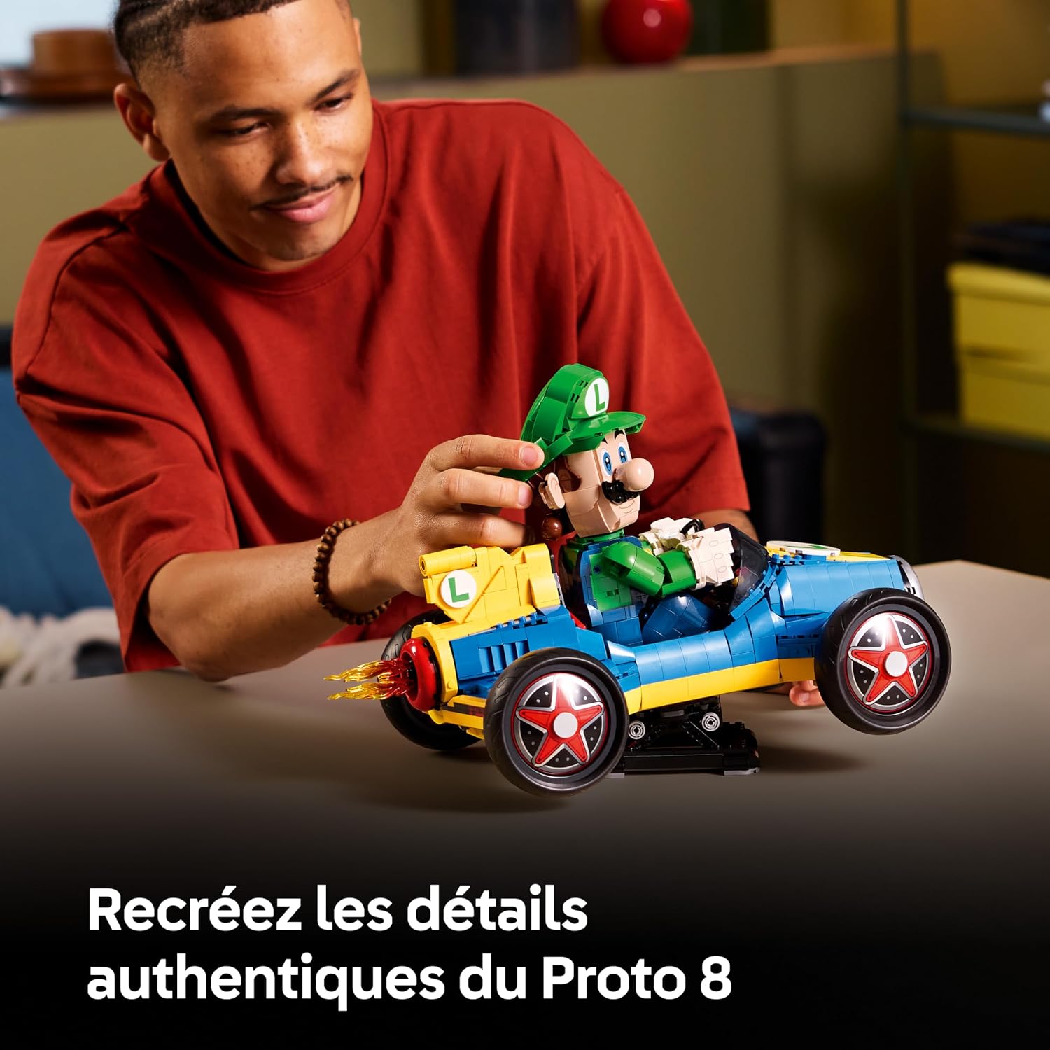 Homme qui ajuste Luigi dans le kart Proto 8 LEGO posé sur son support