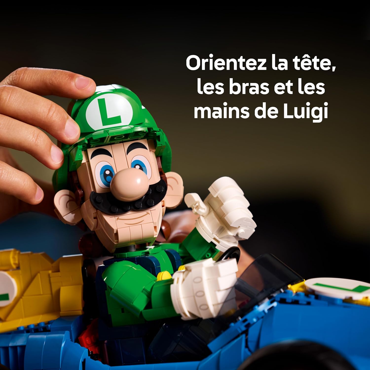 Gros plan sur une main qui oriente la tête de Luigi, avec un texte sur la tête, les bras et les mains