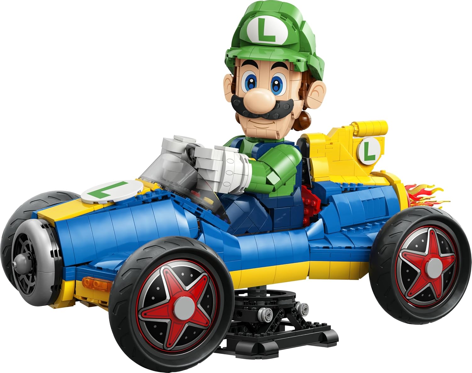 Luigi au volant du kart Proto 8 LEGO bleu et jaune, sur son support noir, sur fond blanc
