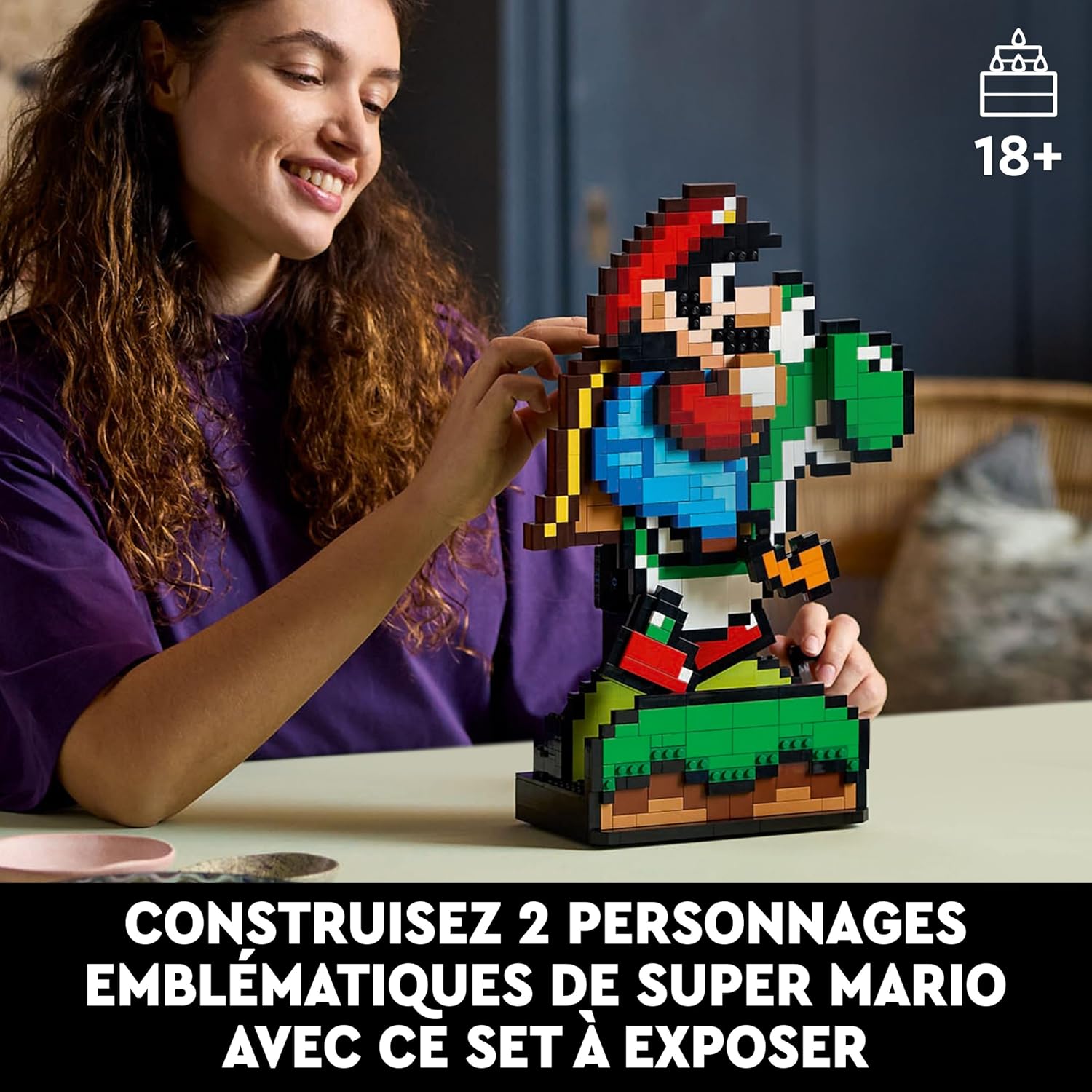 Femme qui ajuste le modèle LEGO Mario et Yoshi posé sur une table, pastille 18+