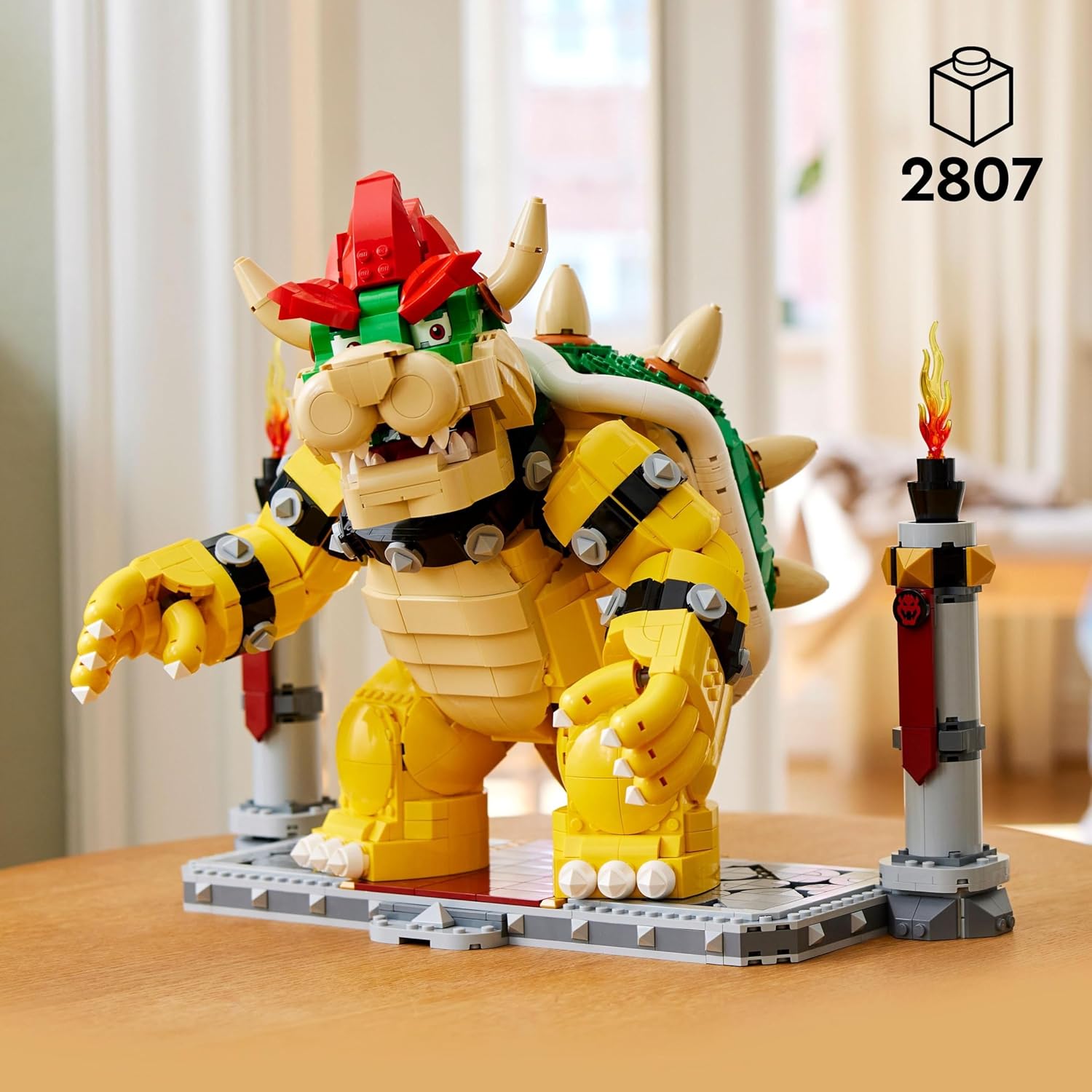 Bowser LEGO sur sa plateforme posée sur une table en bois, pastille 2807 pièces