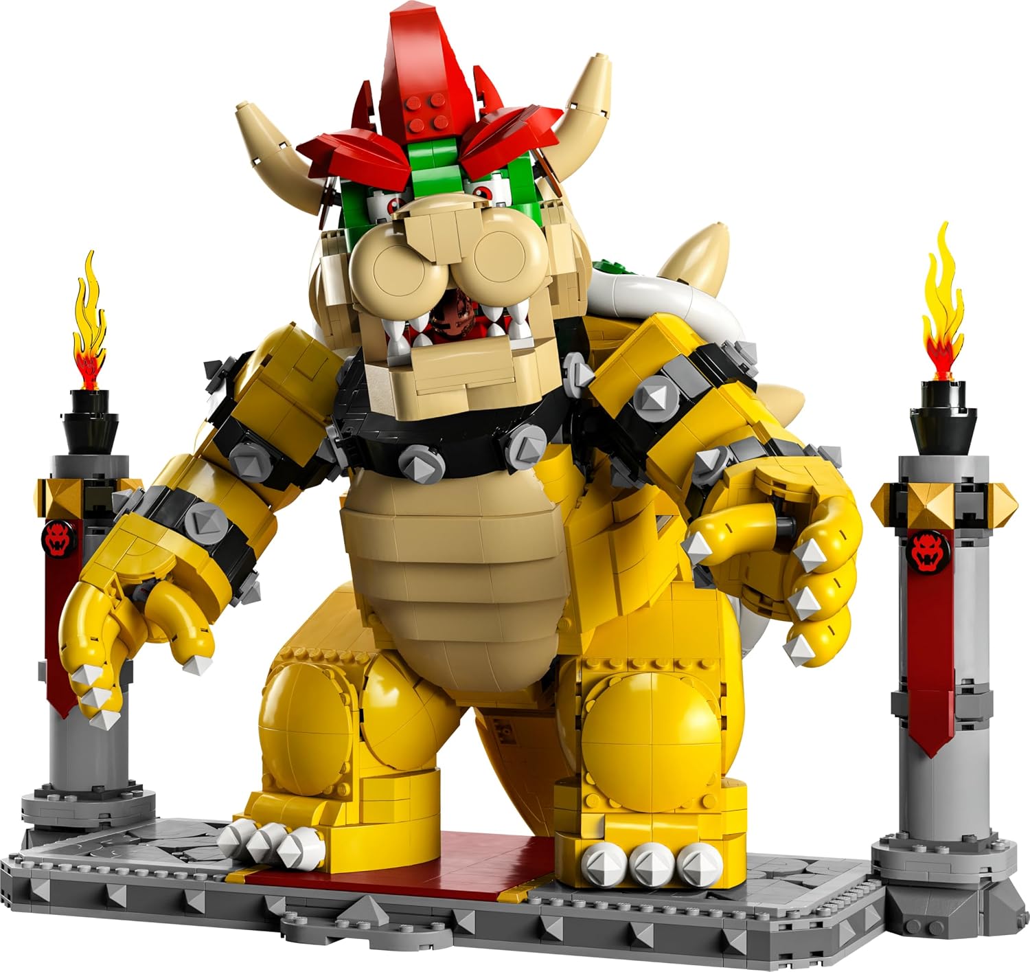 Bowser LEGO sur sa plateforme de combat entre deux tours à flammes, sur fond blanc