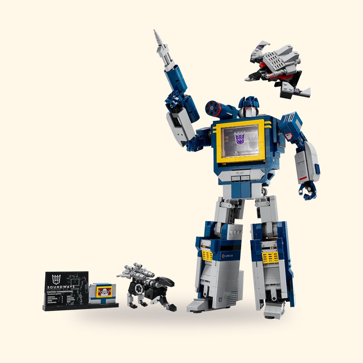 LEGO Icons Soundwave 10358 en robot avec Ravage, Laserbeak et sa plaque, sur fond crème