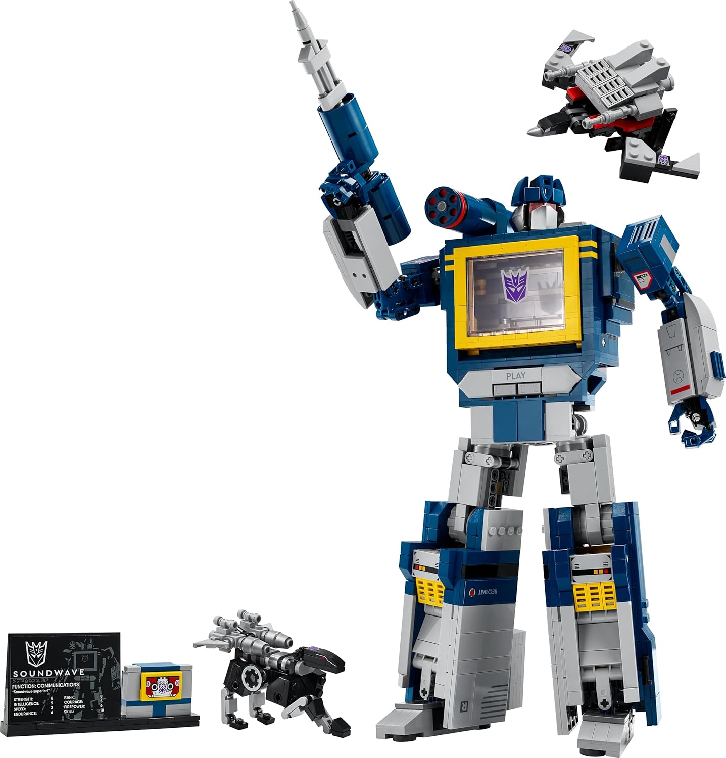 Soundwave monté en robot, bras levé, avec Ravage, Laserbeak et la plaque, sur fond blanc