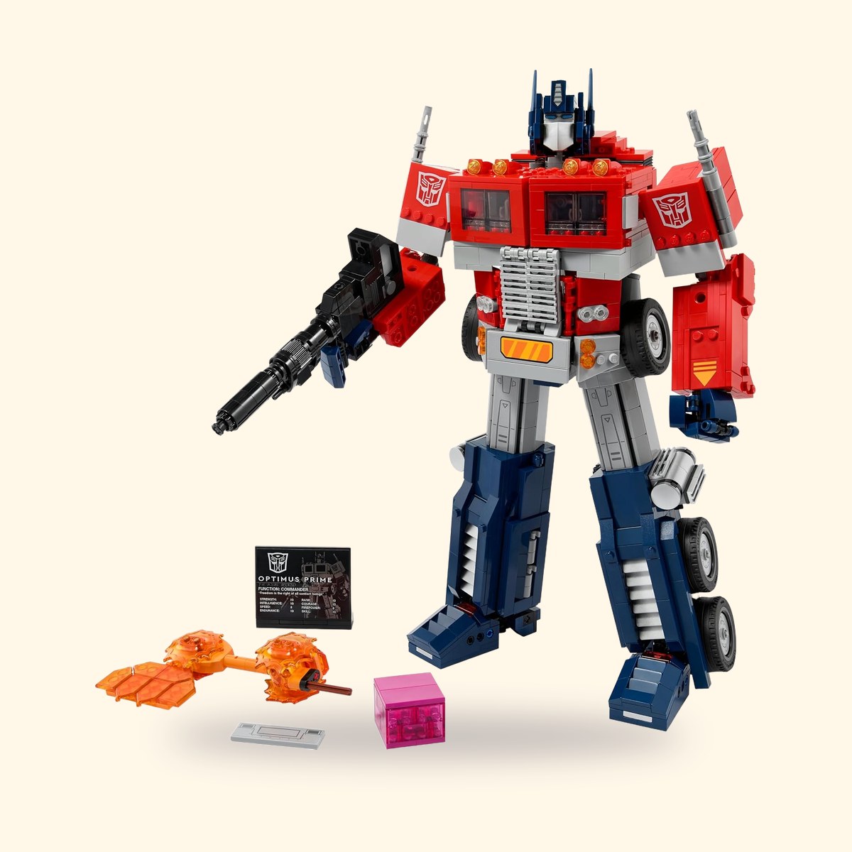 LEGO Icons Optimus Prime 10302 en mode robot avec son canon, ses accessoires et sa plaque, sur fond crème