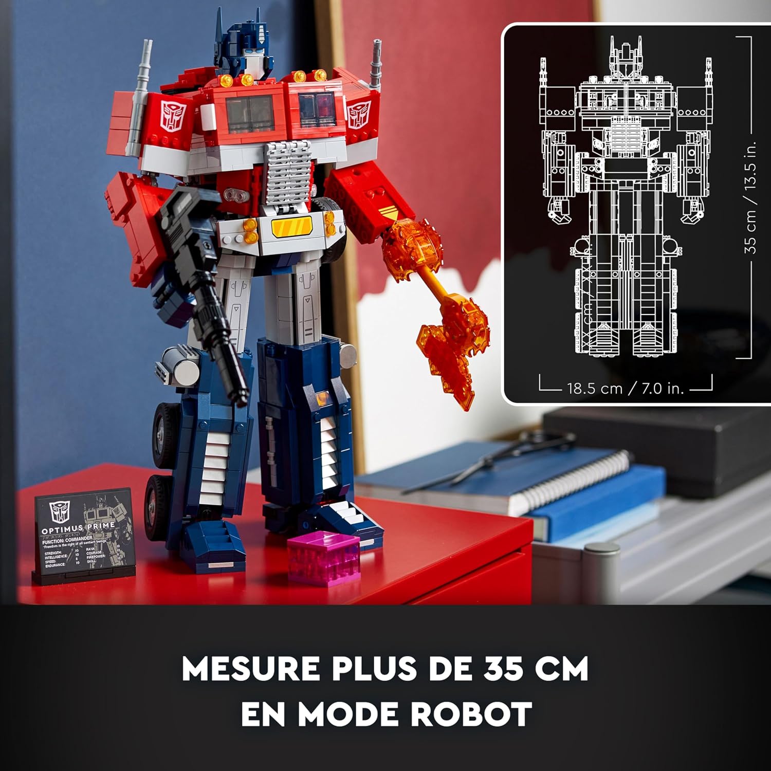 Optimus Prime en robot sur un bureau, avec le schéma de ses dimensions : 35 cm de haut