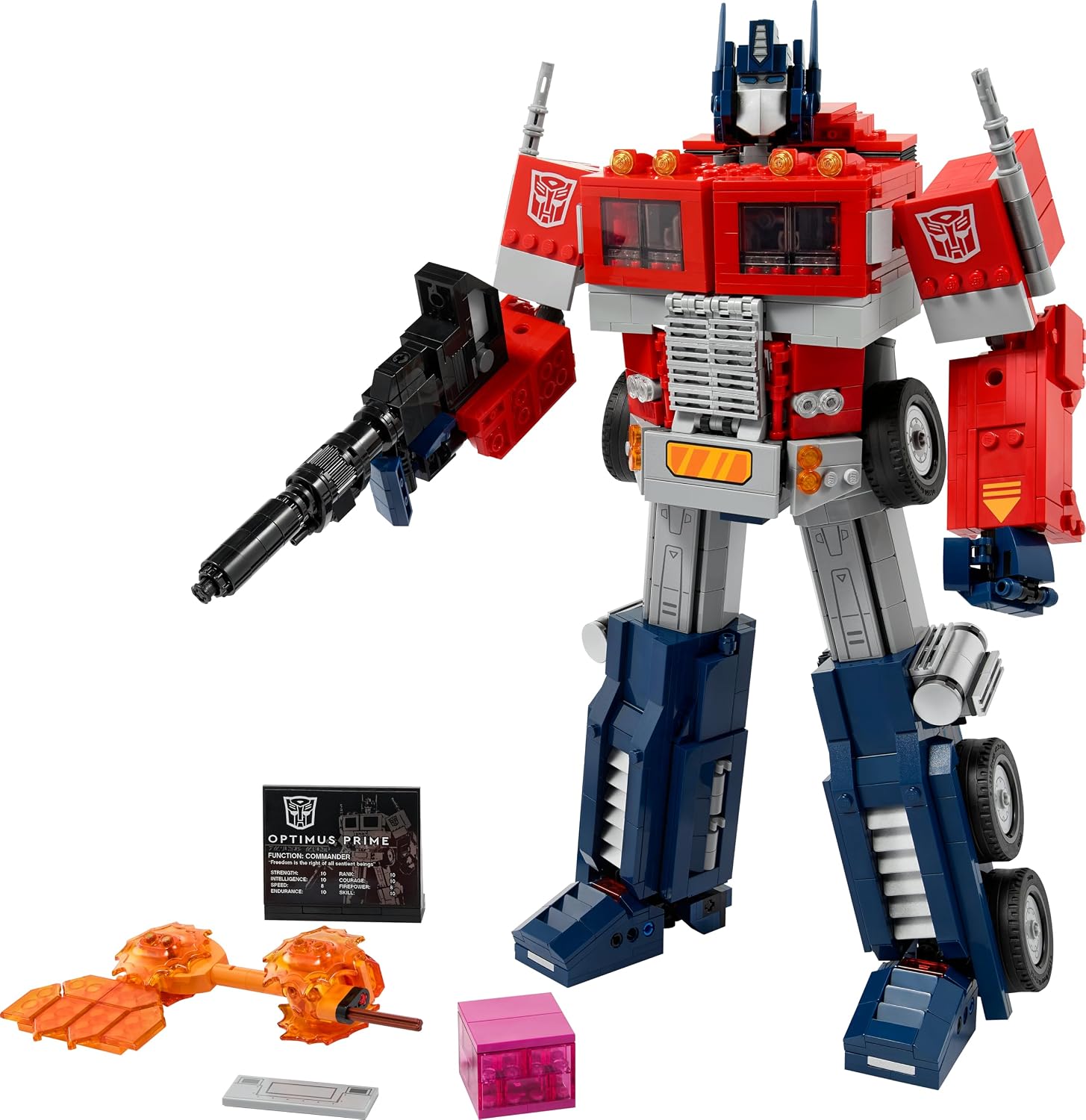 Optimus Prime en robot avec canon à ions, hache, cube Energon et plaque, sur fond blanc