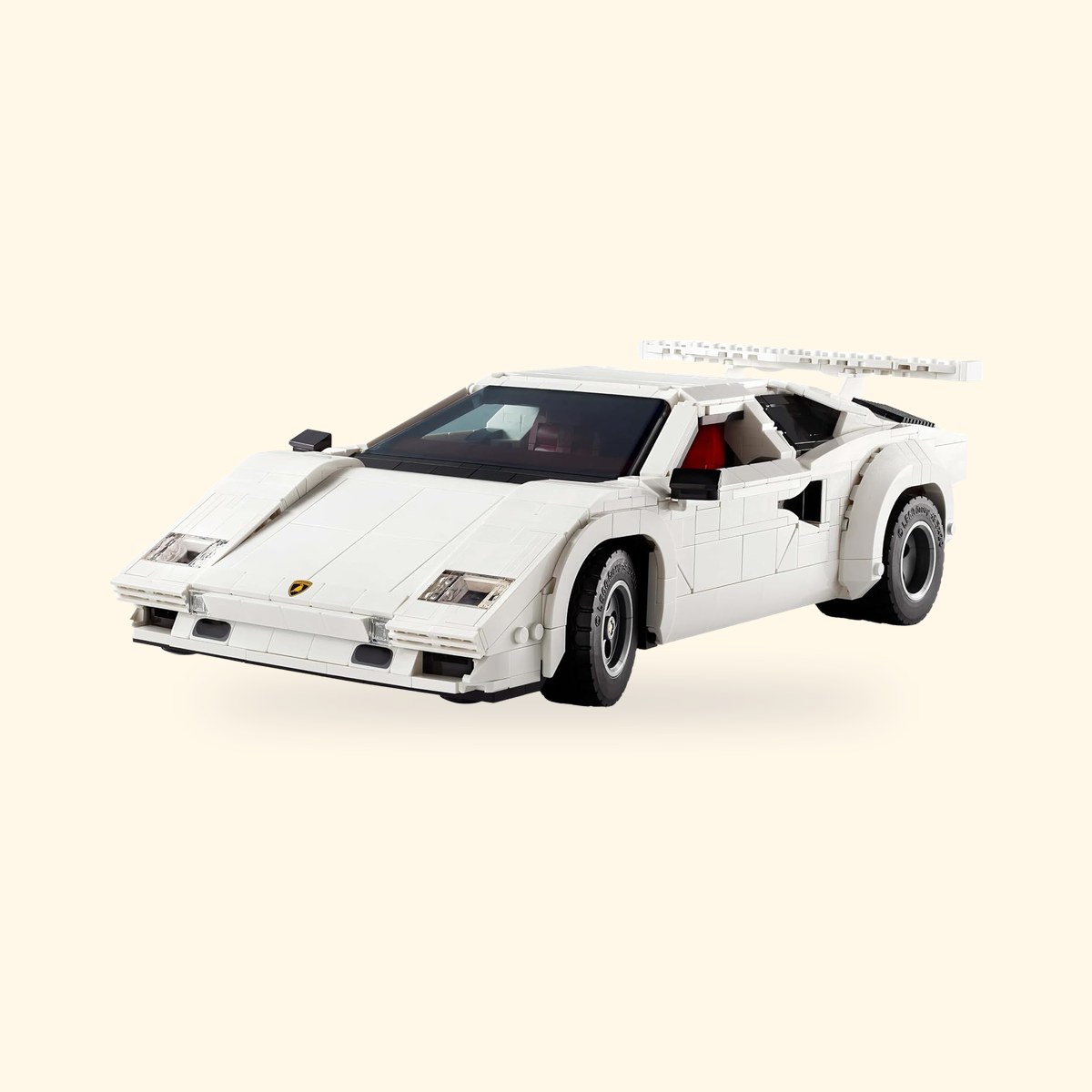 LEGO Icons Lamborghini Countach 10337 blanche, vue avant de trois quarts, sur fond crème
