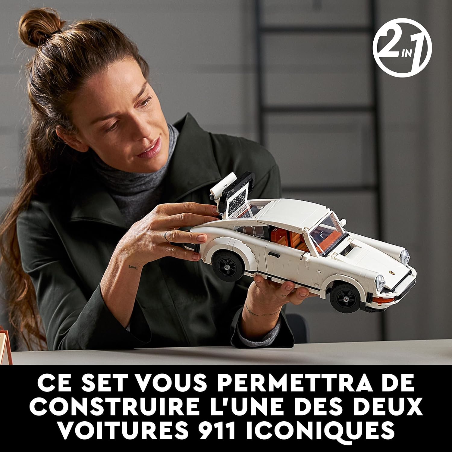 Femme qui tient la Porsche 911 Turbo LEGO, avec une légende sur les deux versions