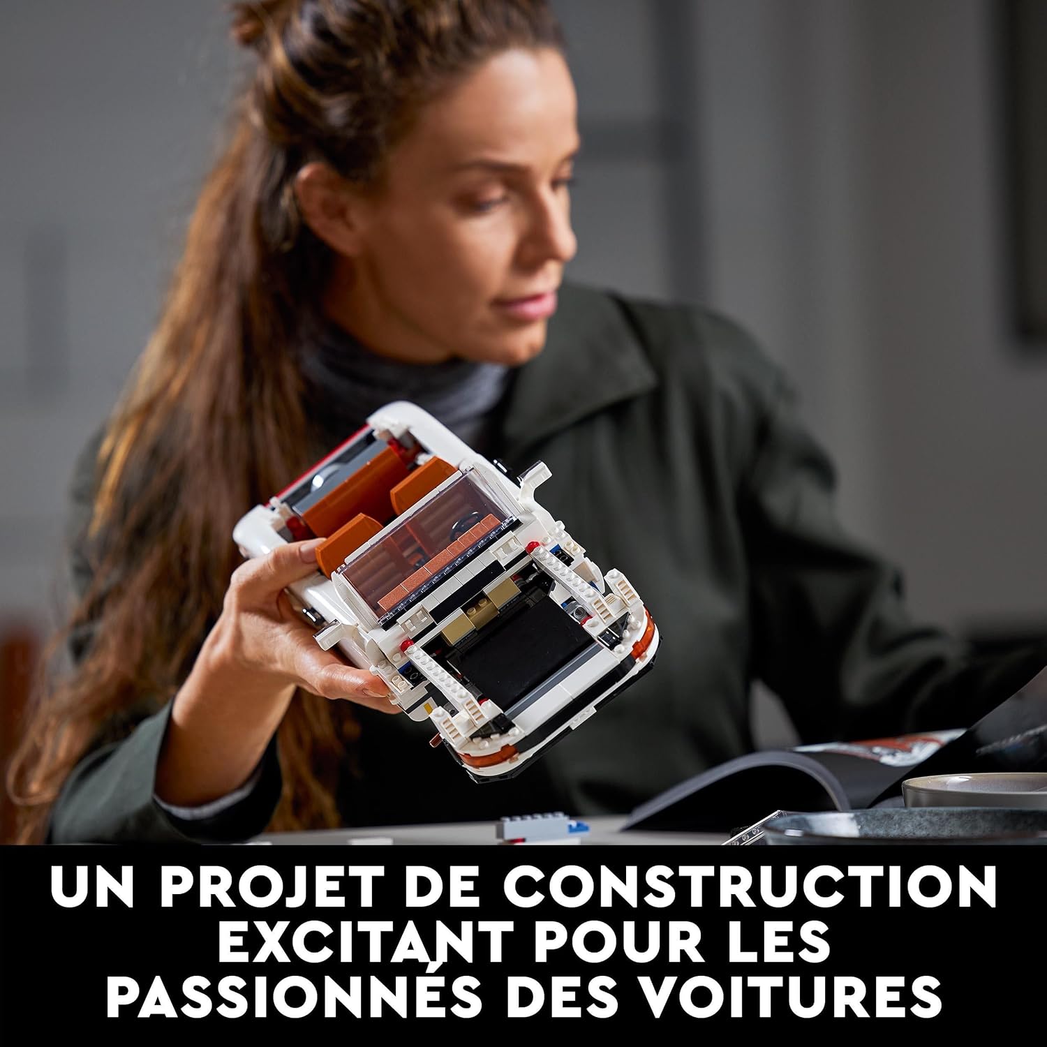 Femme qui assemble la Porsche 911 LEGO, châssis visible