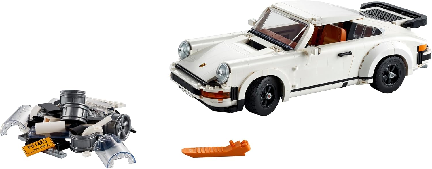 Porsche 911 Turbo LEGO sur fond blanc, avec les pièces restantes et un démonte-brique