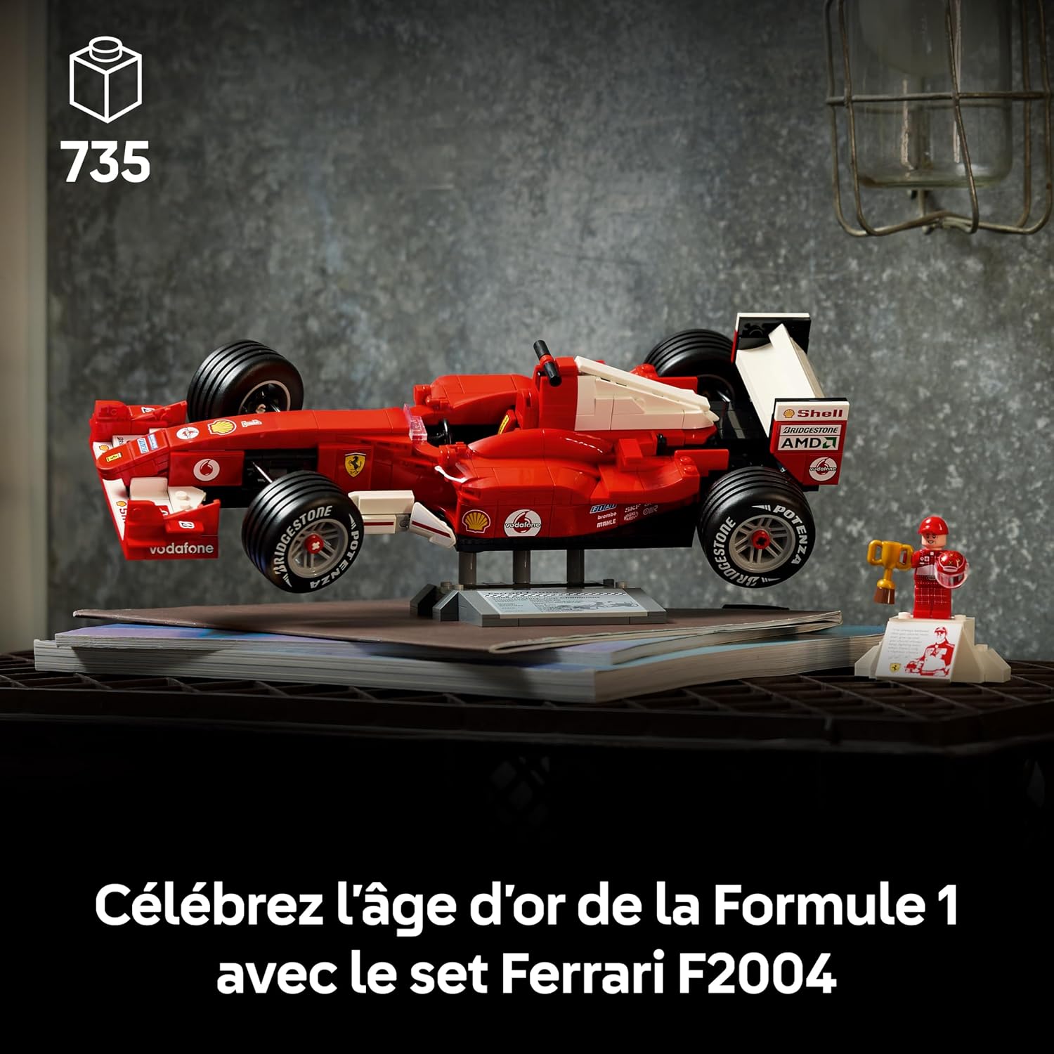 Même scène de la Ferrari F2004 LEGO sur étagère, avec une légende sur la F1