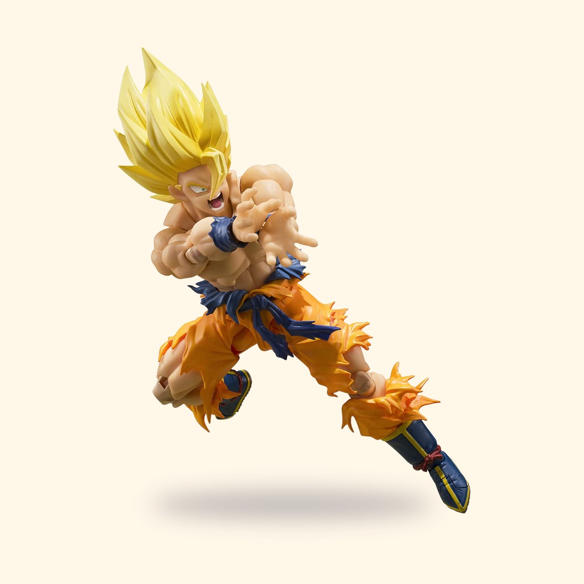 Figurine S.H.Figuarts de Goku Super Saiyan torse nu, mains jointes pour un Kamehameha, sur fond crème