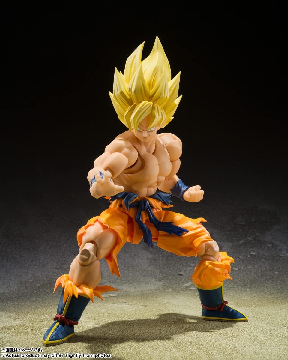 Goku en garde, jambes fléchies et poings serrés, sur fond sombre