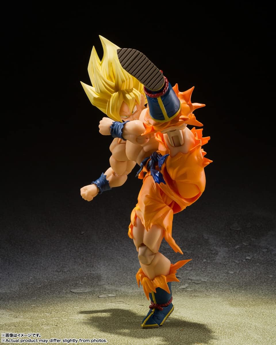 Goku lançant un coup de pied haut, sur fond sombre