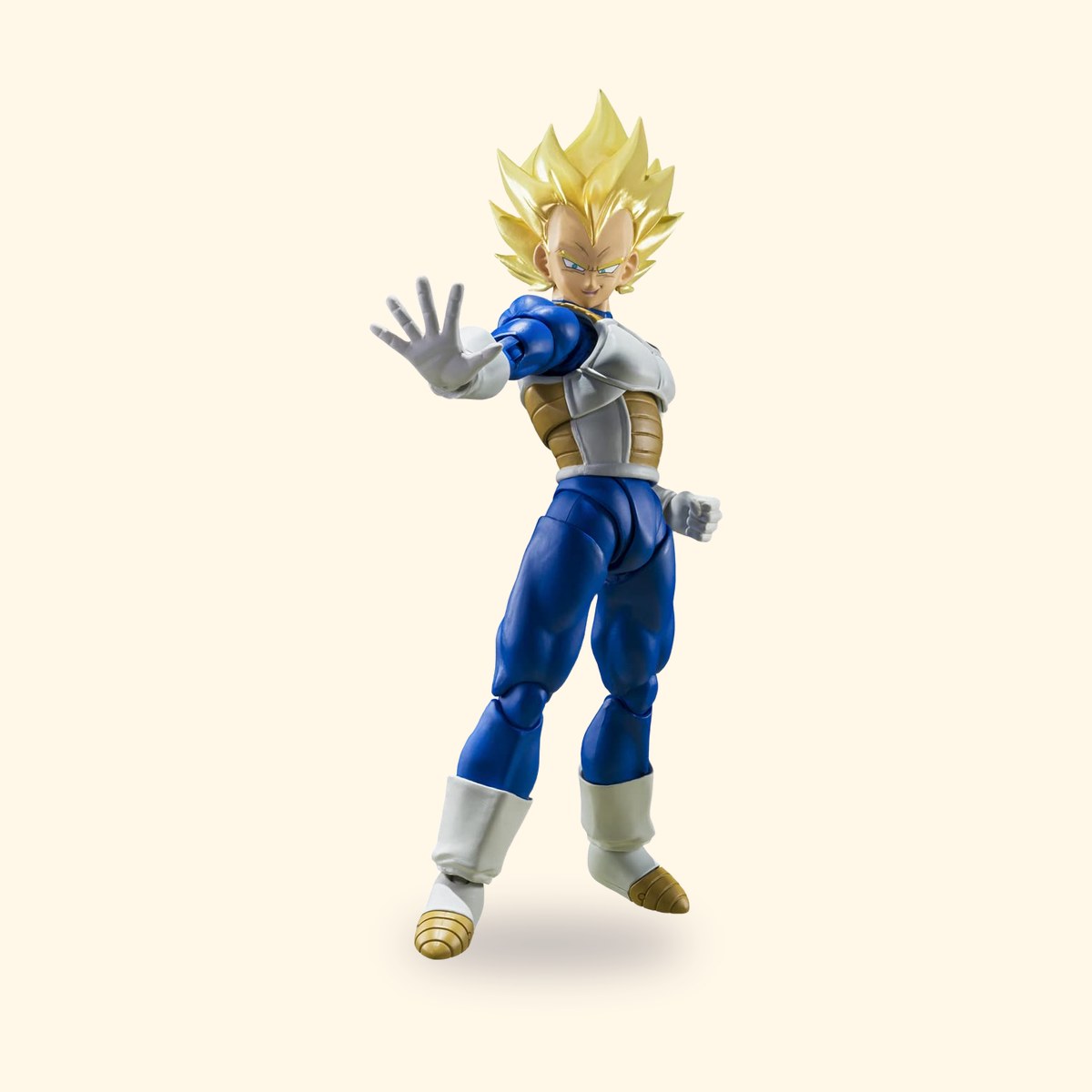Figurine S.H.Figuarts de Vegeta Super Saiyan en combinaison bleue, une main tendue, sur fond crème