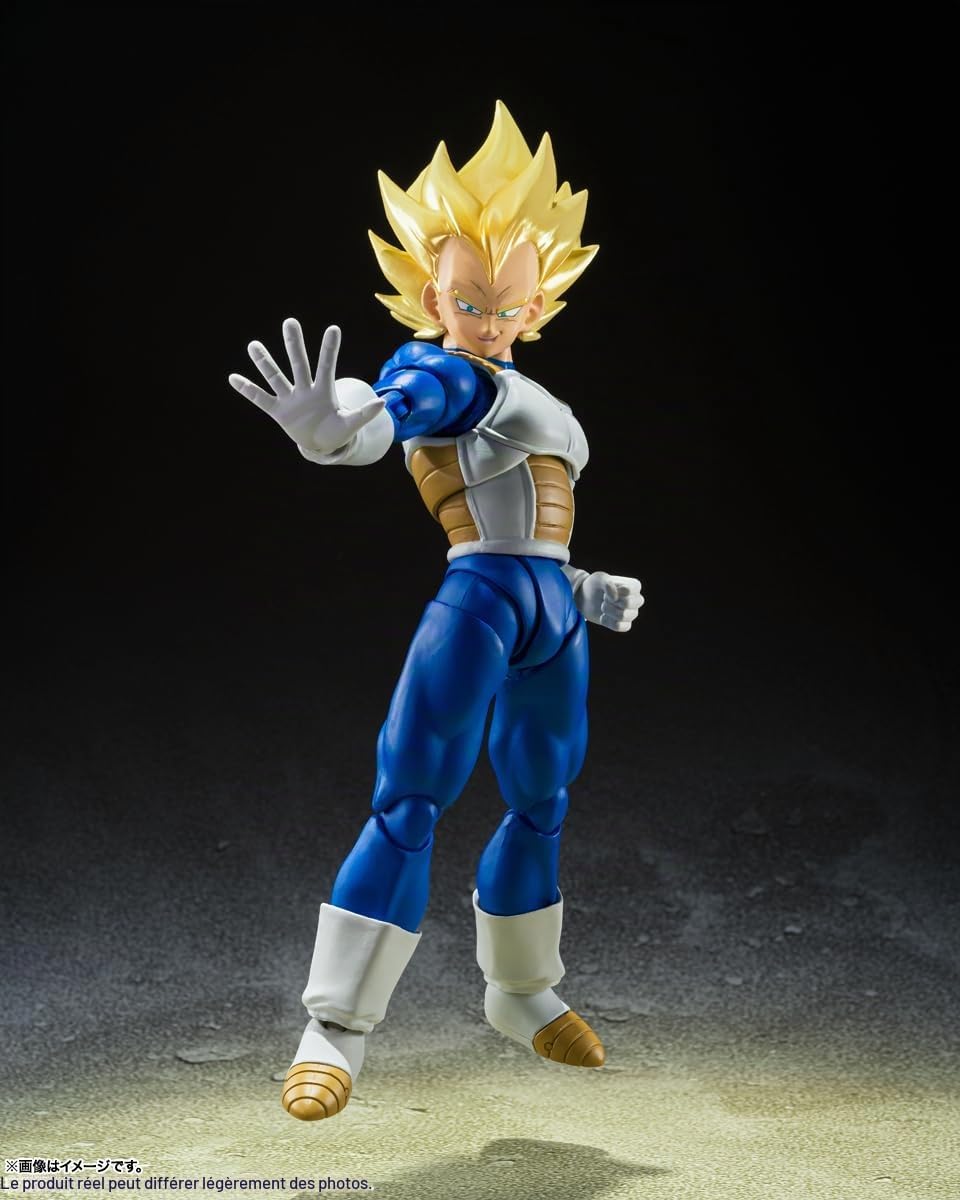 Vegeta une main tendue et ouverte, photographié sur fond sombre