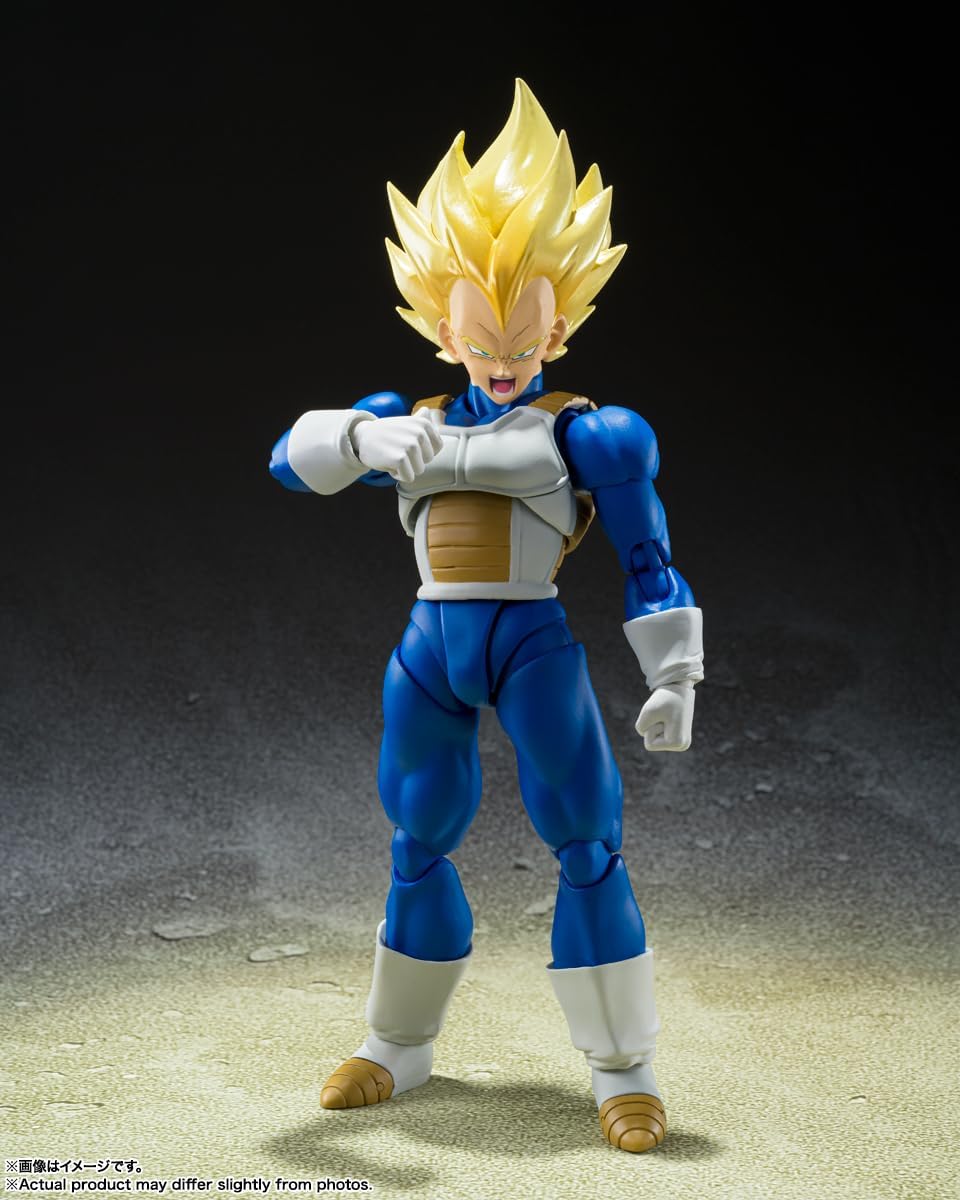 Vegeta avec les bras croisés de rechange, sur fond sombre