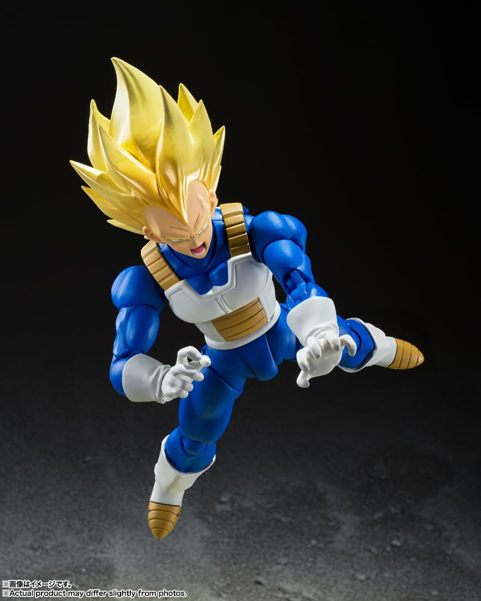 Vegeta en plein bond, poings serrés, sur fond sombre