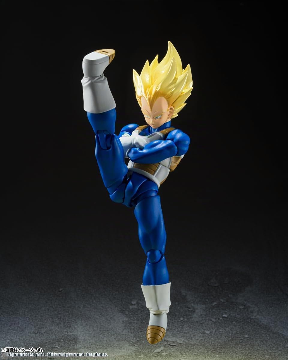 Vegeta lançant un coup de pied haut, sur fond sombre
