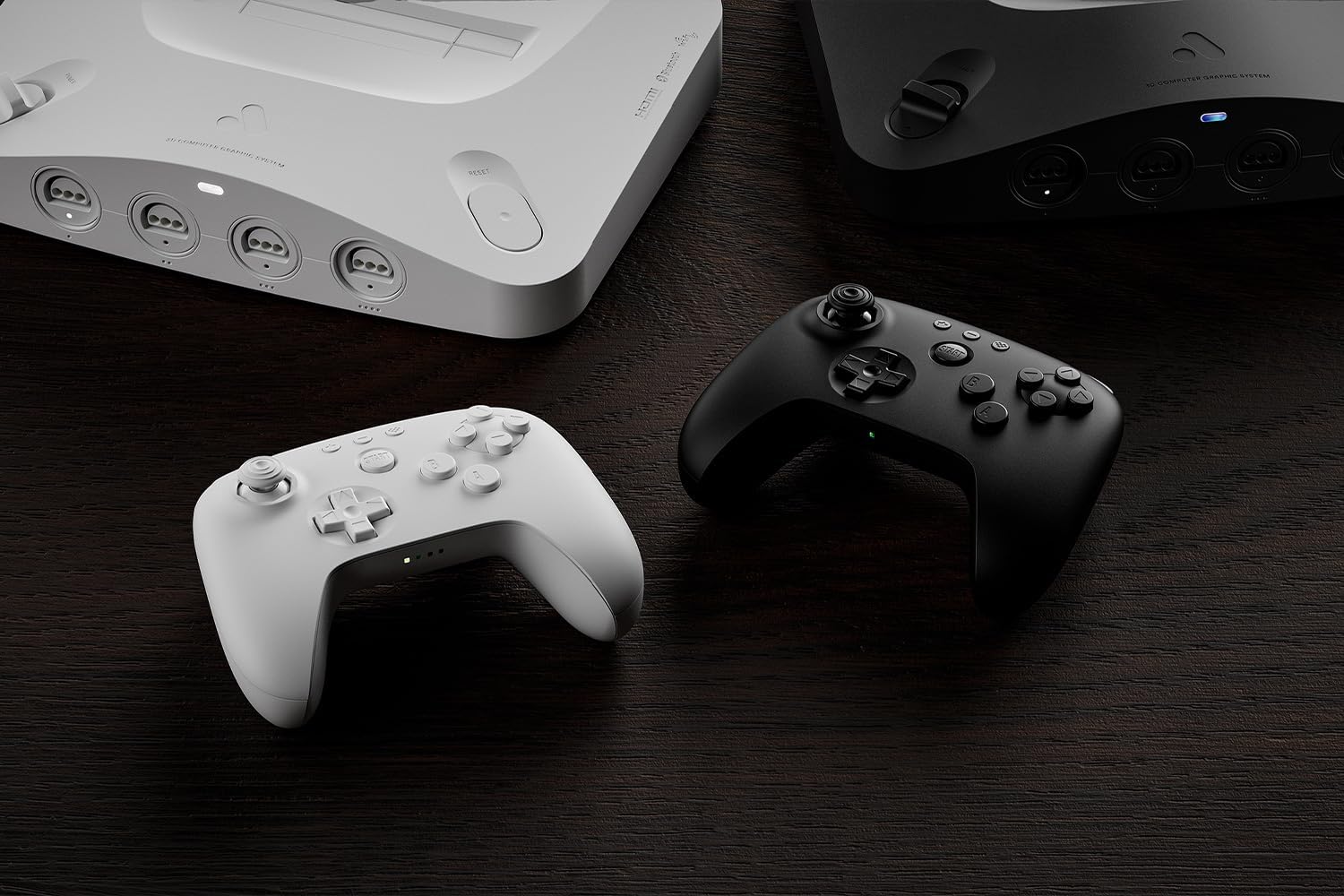 Manettes 8BitDo 64 blanche et noire posées devant une console