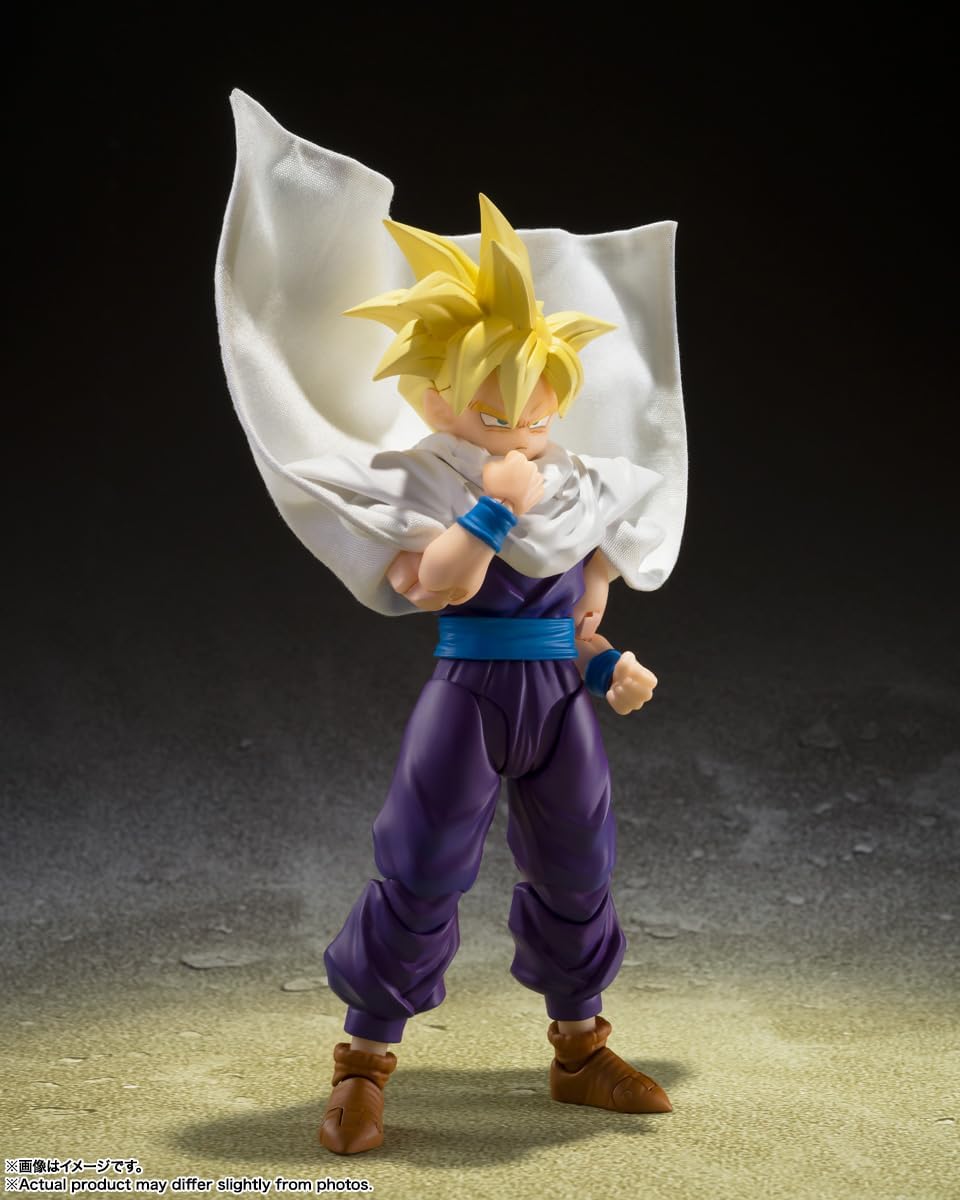 Gohan avec la cape en tissu figée comme soulevée par le vent, sur fond sombre
