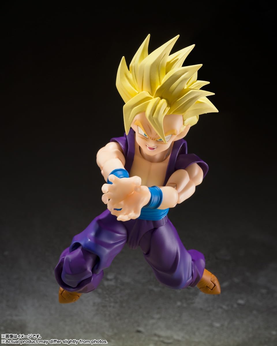 Gohan mains jointes vers lavant, en pleine attaque, sur fond sombre