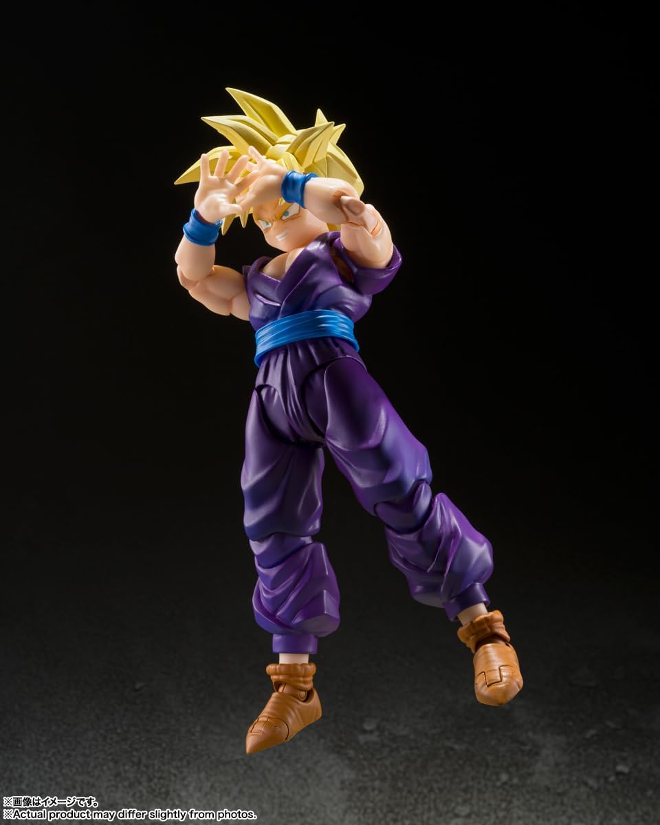 Gohan les avant-bras croisés devant le visage, sur fond sombre