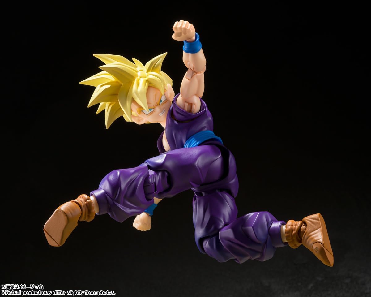 Gohan en plein saut, un poing levé, sur fond noir