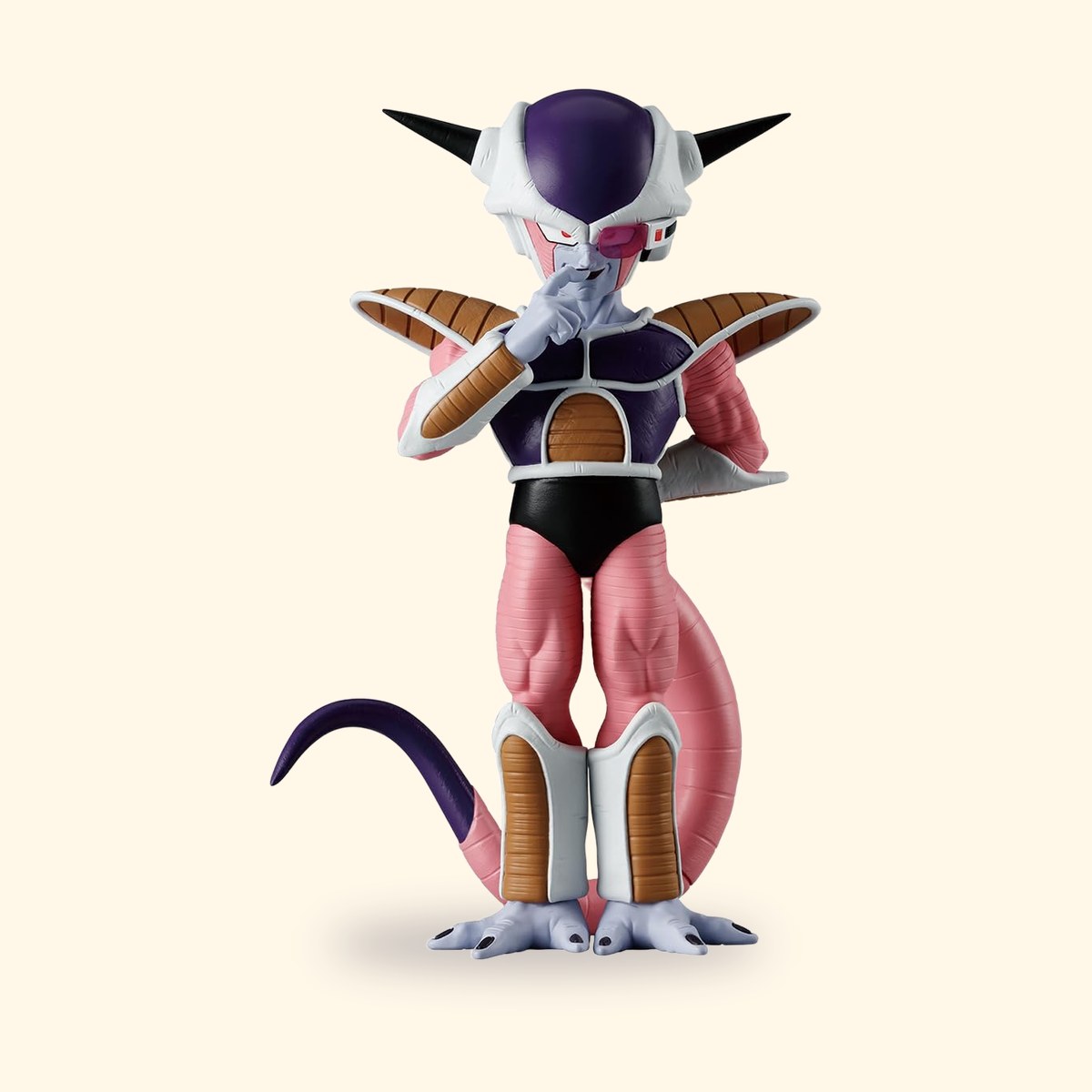 Figurine Banpresto de Freezer première forme, main au menton et scouter sur lœil, sur fond crème