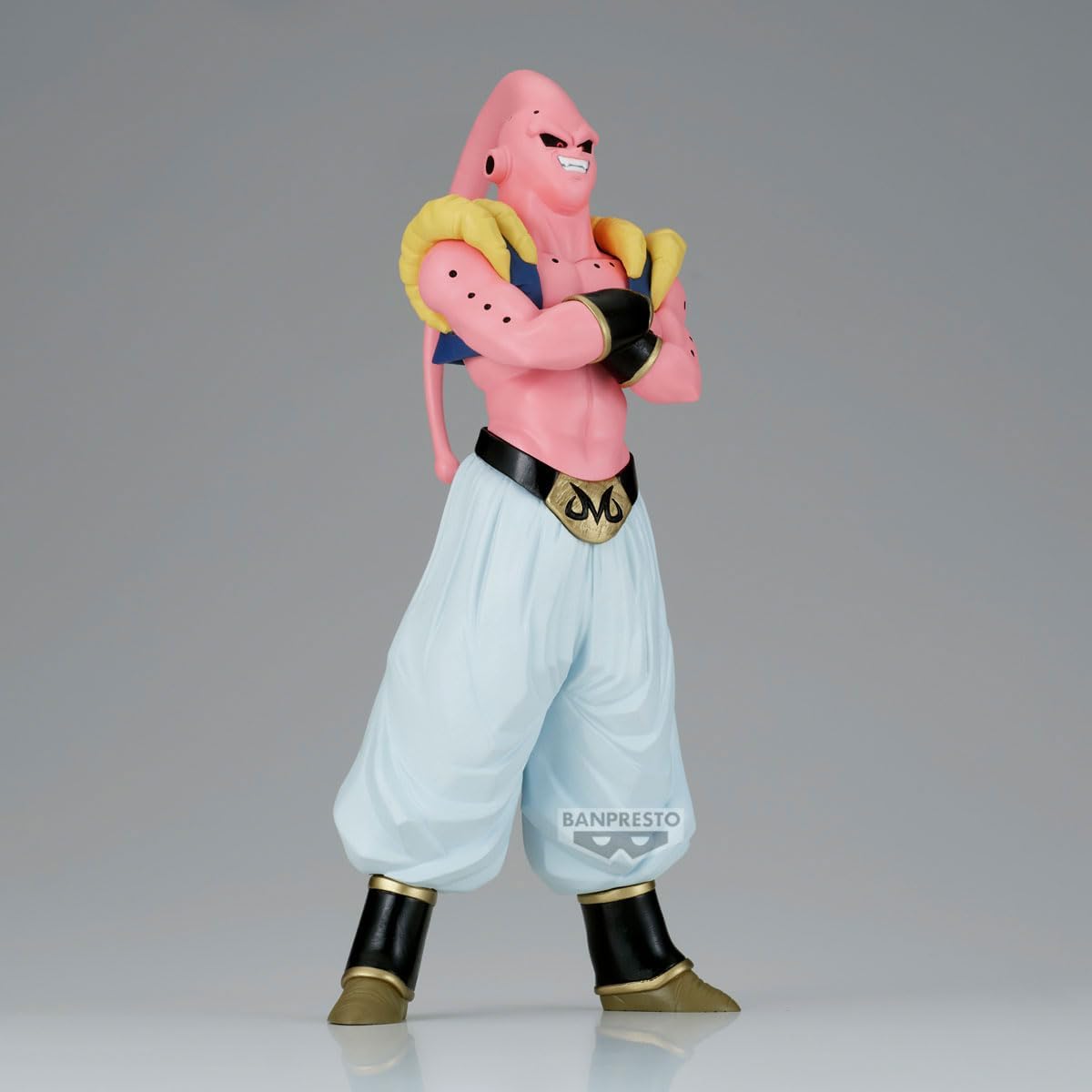 Majin Buu bras croisés, de face, sur fond gris