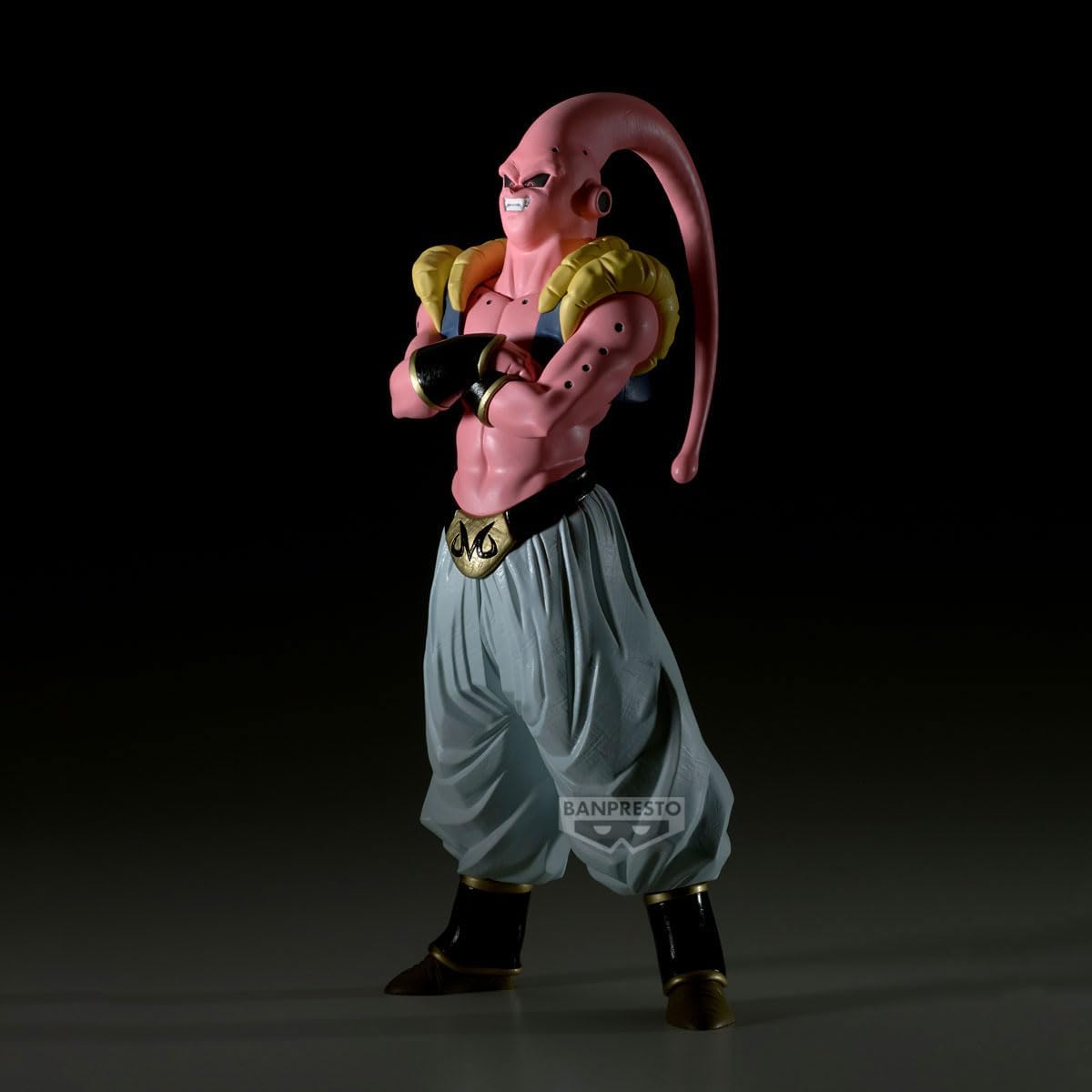 Majin Buu de profil, dans la pénombre, sur fond noir