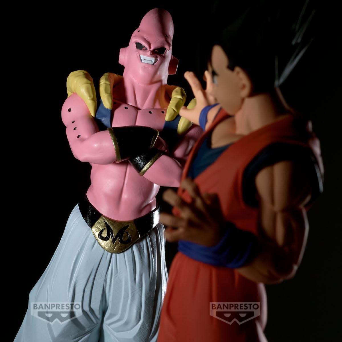 Gros plan de Majin Buu face à la figurine de Gohan Ultimate, vendue séparément