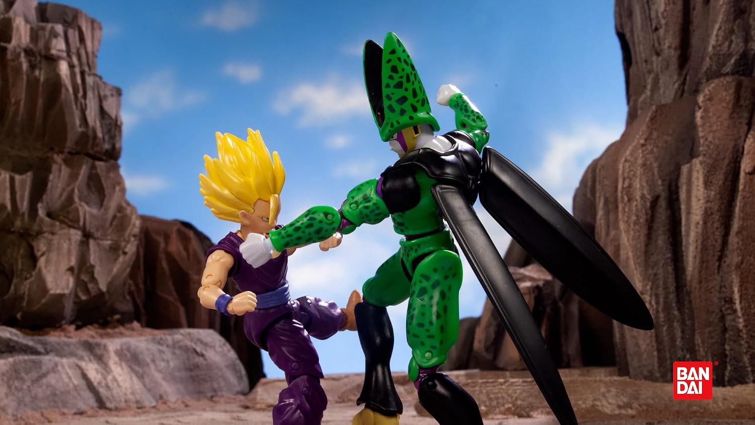 Mise en scène : Cell face à une figurine de Gohan dans un décor rocheux