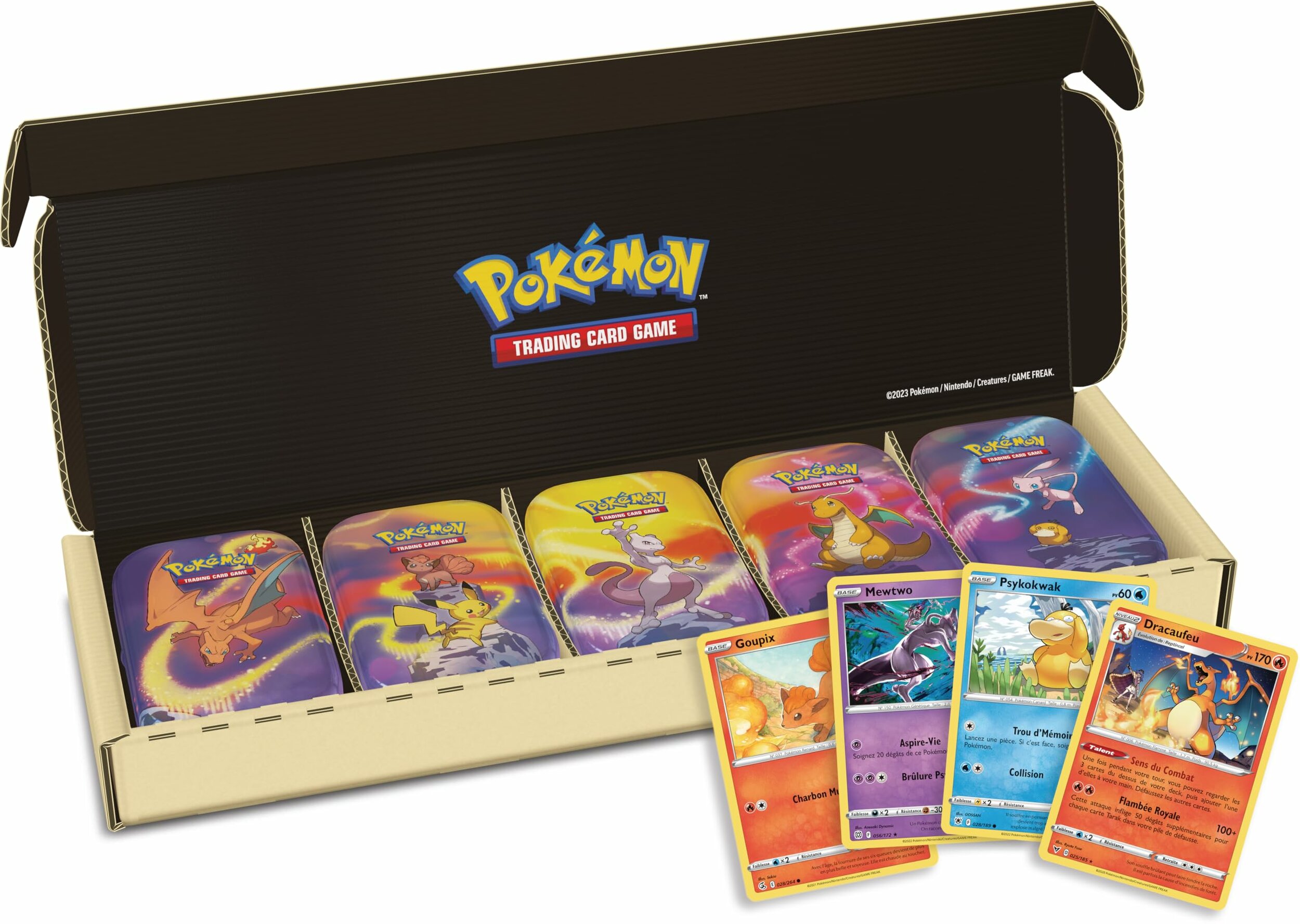 Les cinq mini-boîtes Puissance de Kanto dans leur carton ouvert, devant quatre cartes Pokémon non incluses